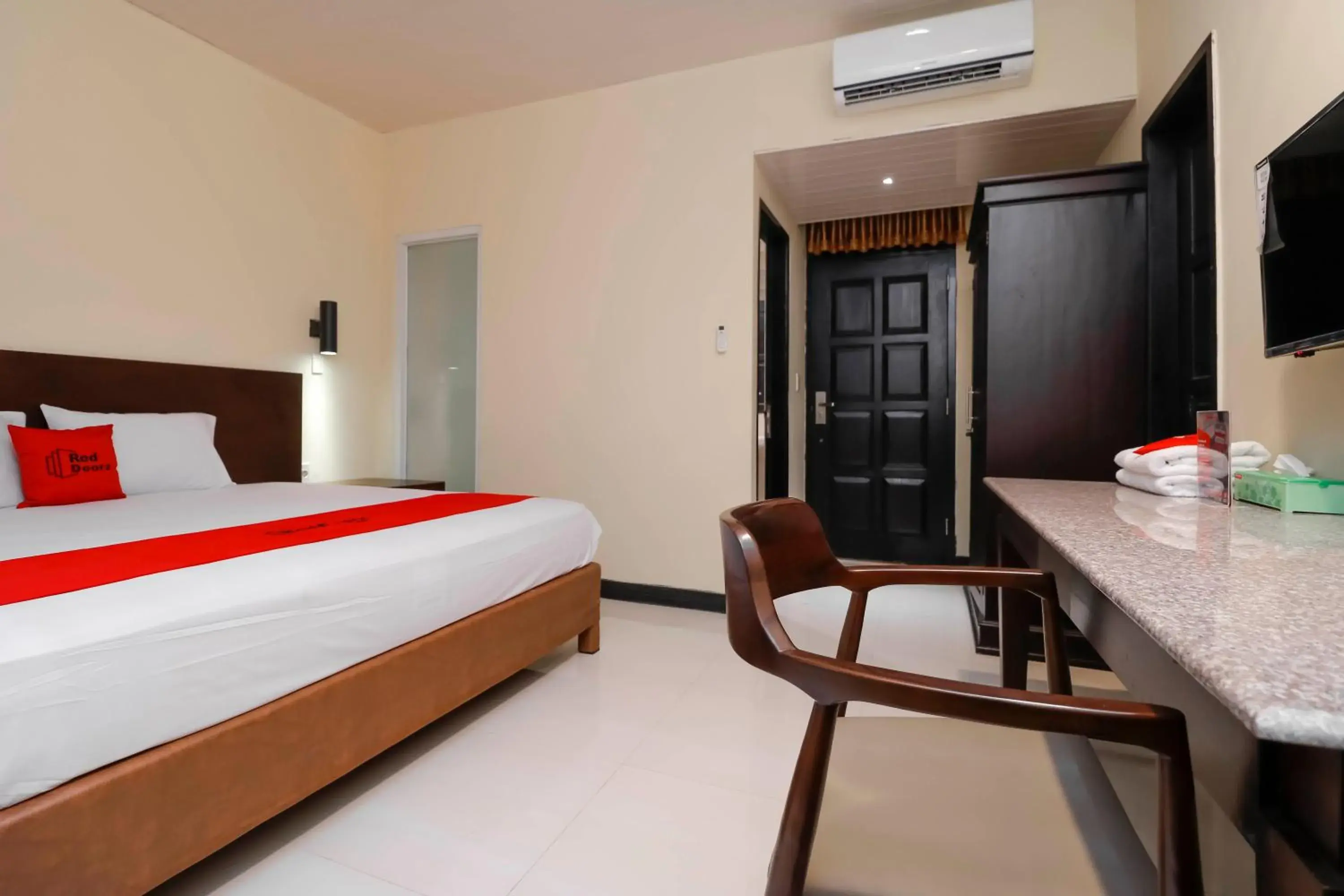 Bedroom, Bed in RedDoorz Plus near Halim Perdanakusuma 2 Bedroom, Bed in RedDoorz Plus near Halim Perdanakusuma 2