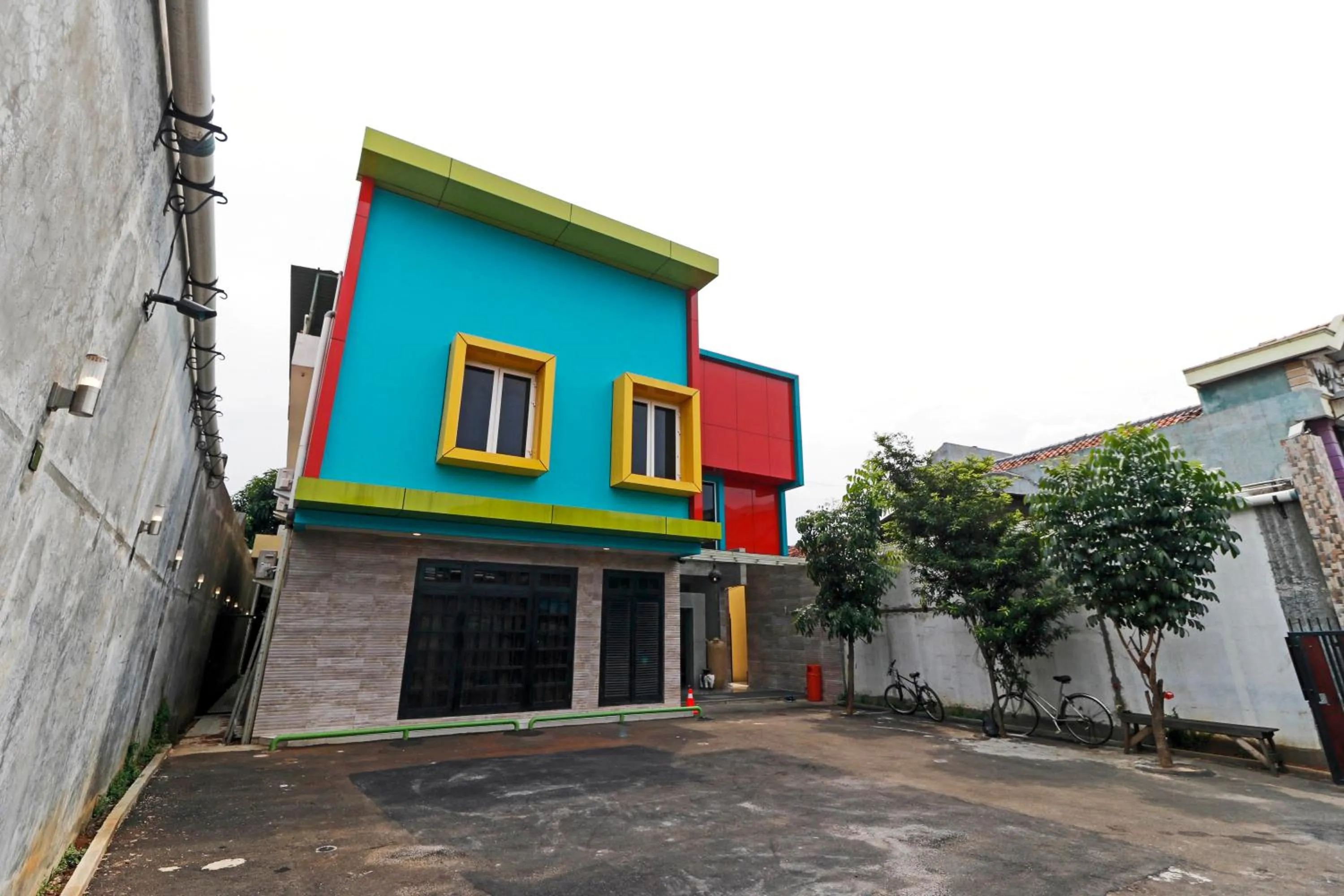Property building in RedDoorz Plus near Halim Perdanakusuma 2
