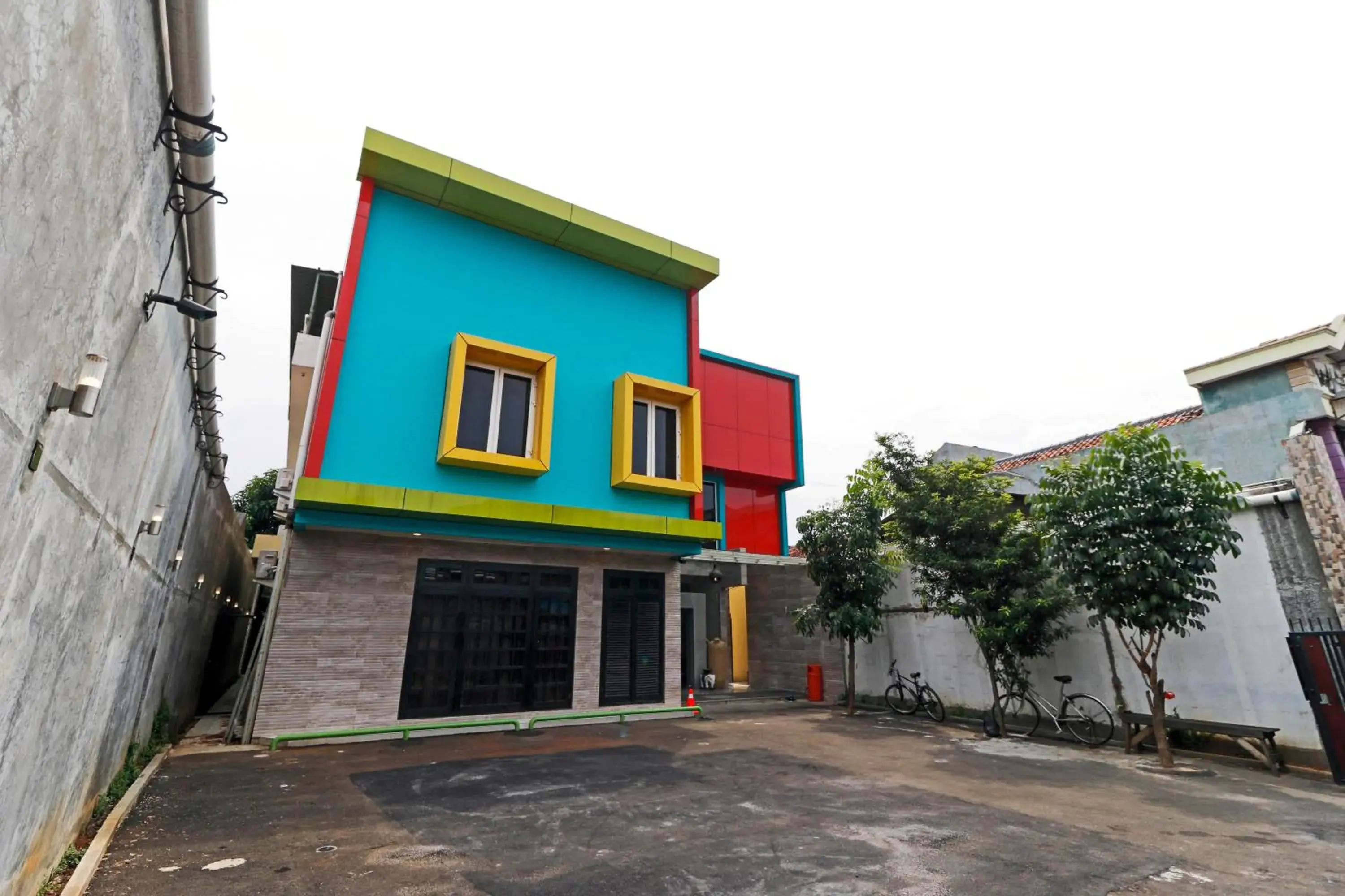 Property building in RedDoorz Plus near Halim Perdanakusuma 2 Property building in RedDoorz Plus near Halim Perdanakusuma 2