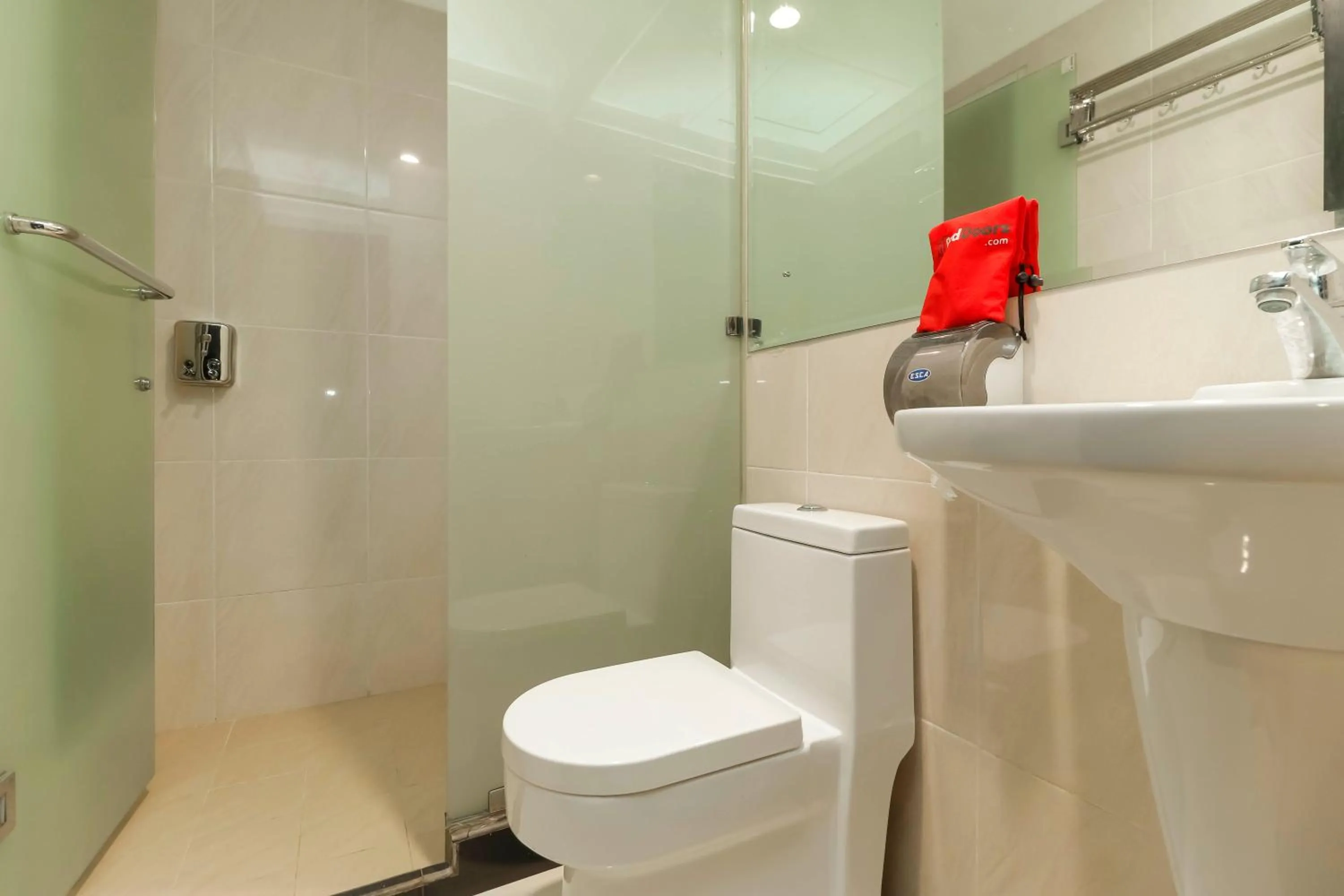 Bathroom in RedDoorz Plus near Halim Perdanakusuma 2