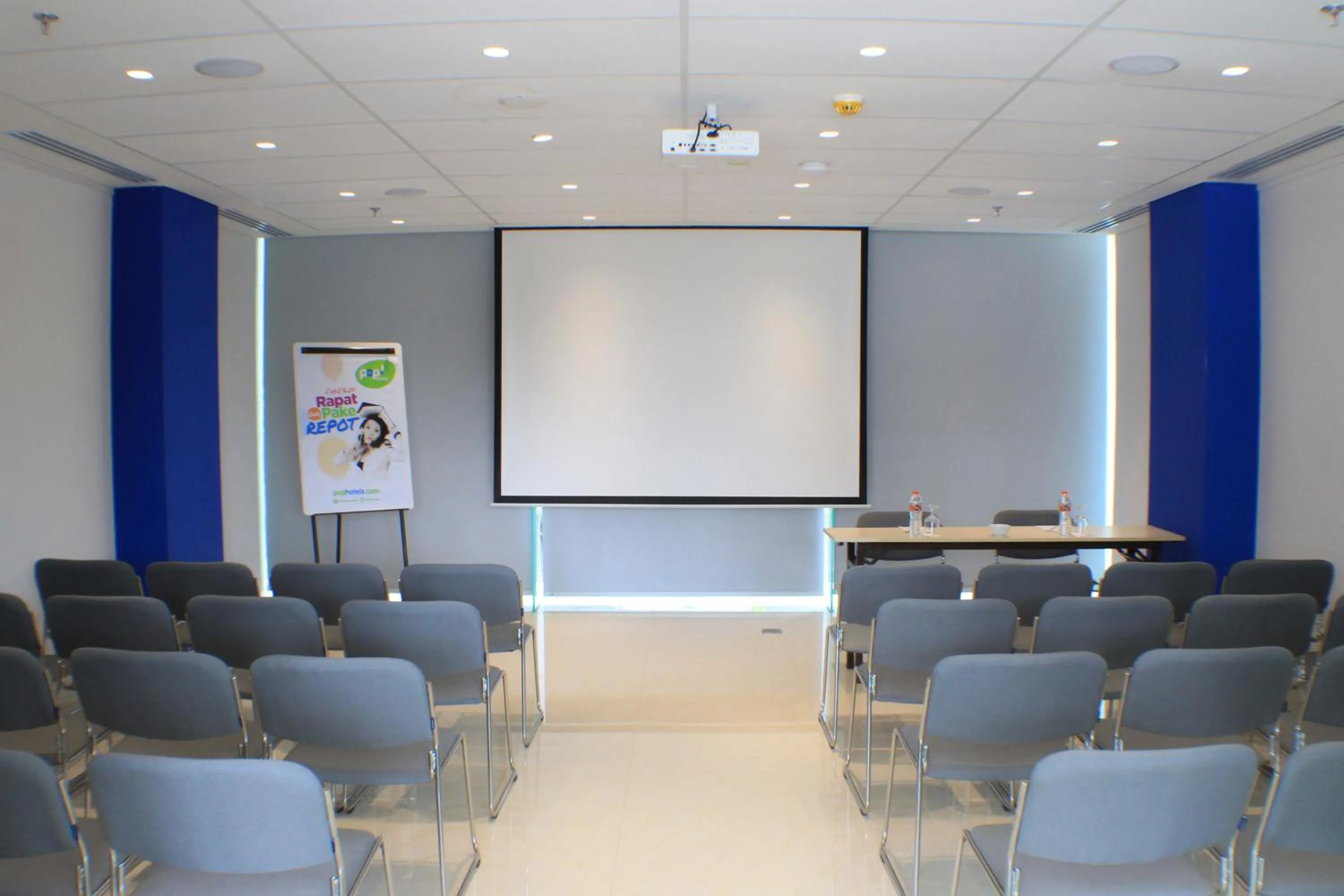 Meeting/conference room in POP! Hotel Solo