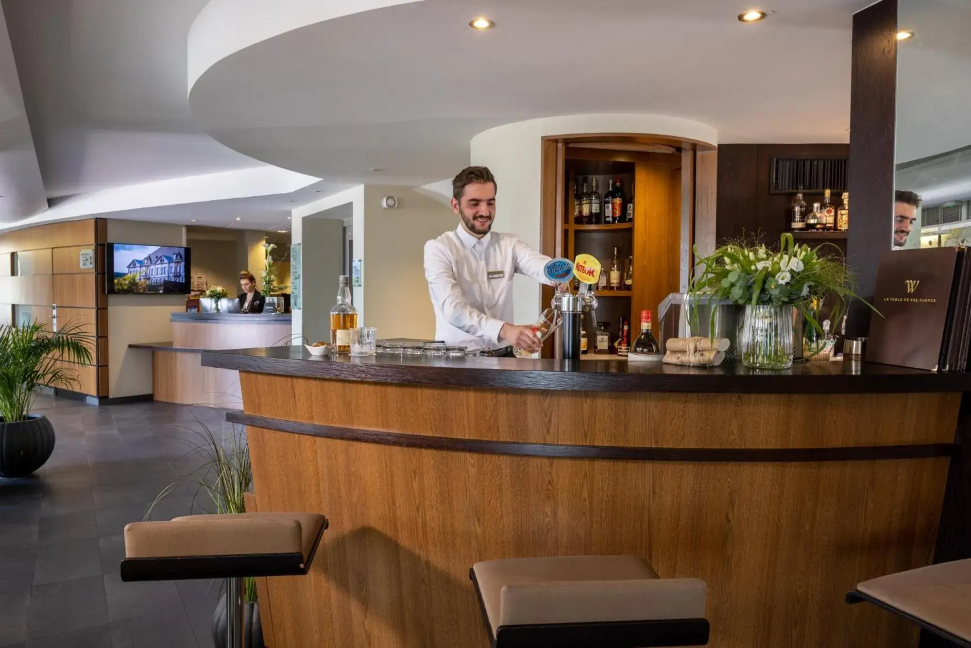 Lounge or bar in Hôtel Val-Vignes Colmar Haut-Koenigsbourg, The Originals Relais Lounge or bar in Hôtel Val-Vignes Colmar Haut-Koenigsbourg, The Originals Relais