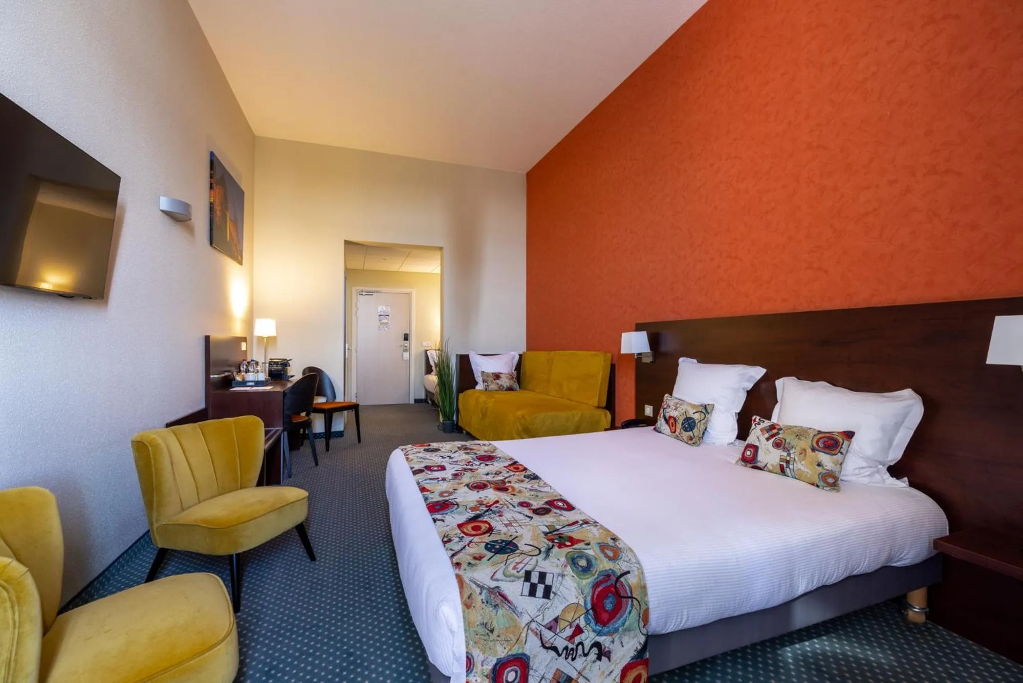 Bedroom, Bed in Hôtel Val-Vignes Colmar Haut-Koenigsbourg, The Originals Relais