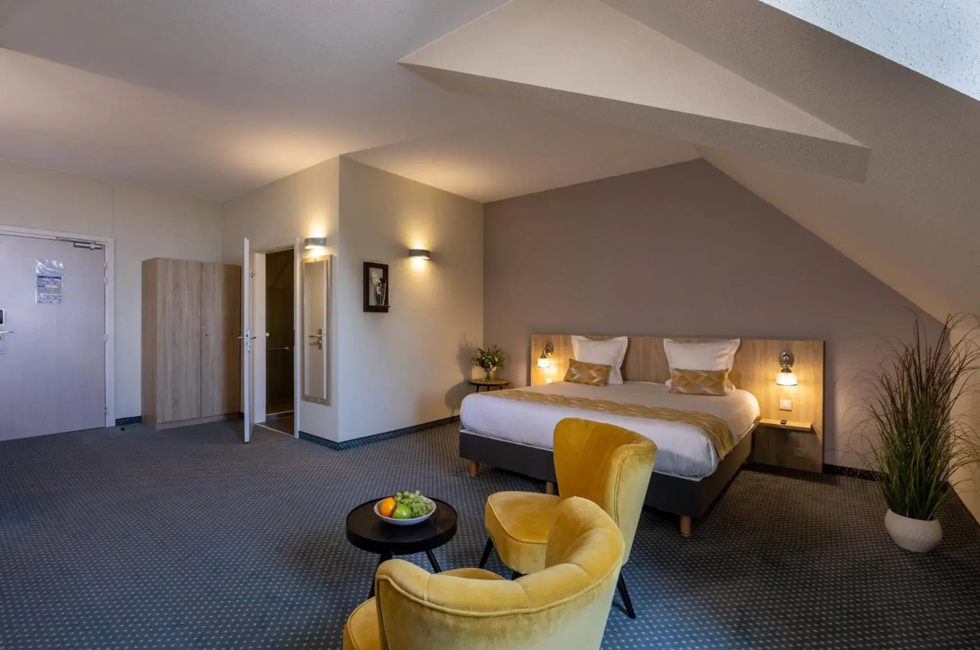 Bedroom, Bed in Hôtel Val-Vignes Colmar Haut-Koenigsbourg, The Originals Relais Bedroom, Bed in Hôtel Val-Vignes Colmar Haut-Koenigsbourg, The Originals Relais