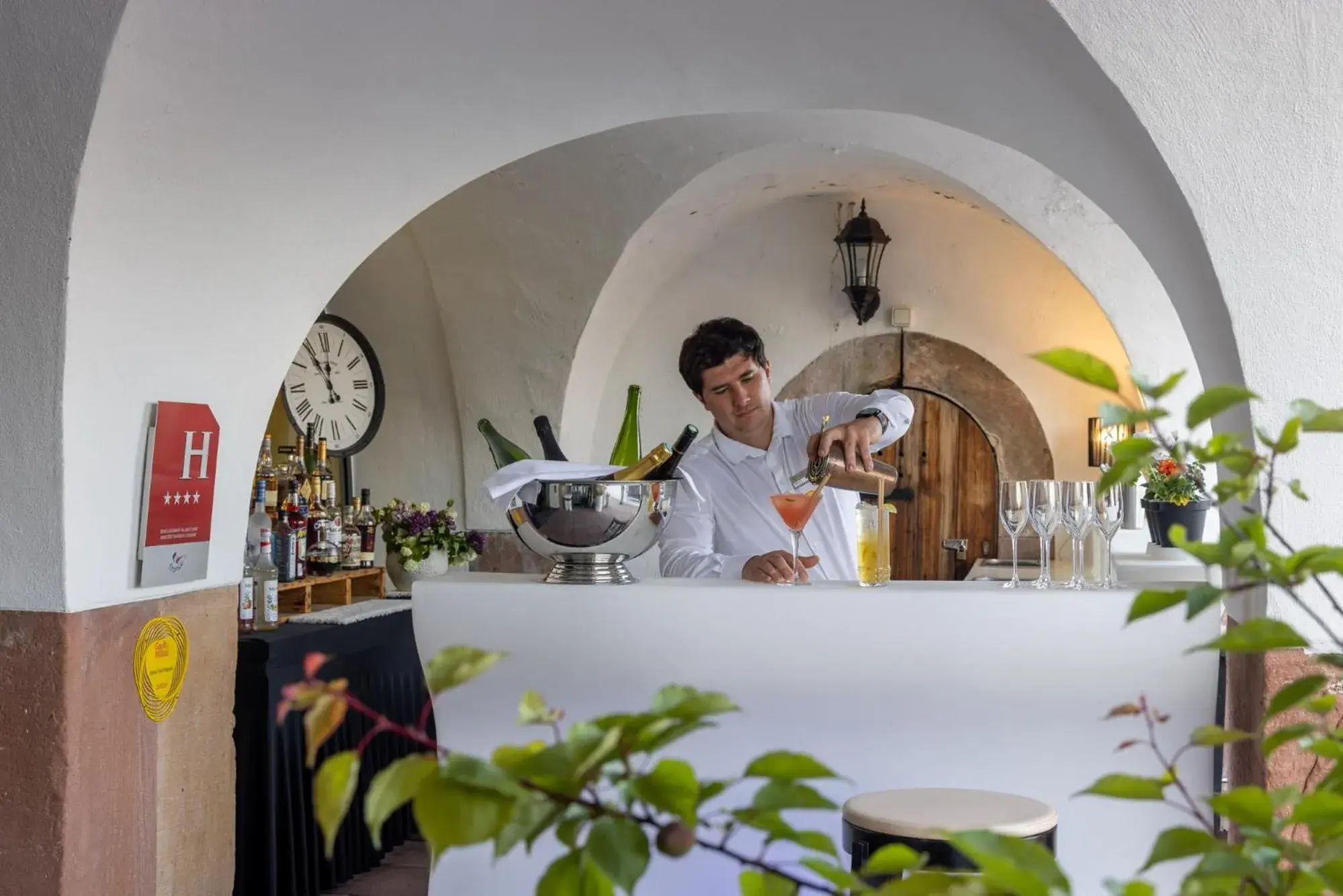 Lounge or bar in Hôtel Val-Vignes Colmar Haut-Koenigsbourg, The Originals Relais Lounge or bar in Hôtel Val-Vignes Colmar Haut-Koenigsbourg, The Originals Relais