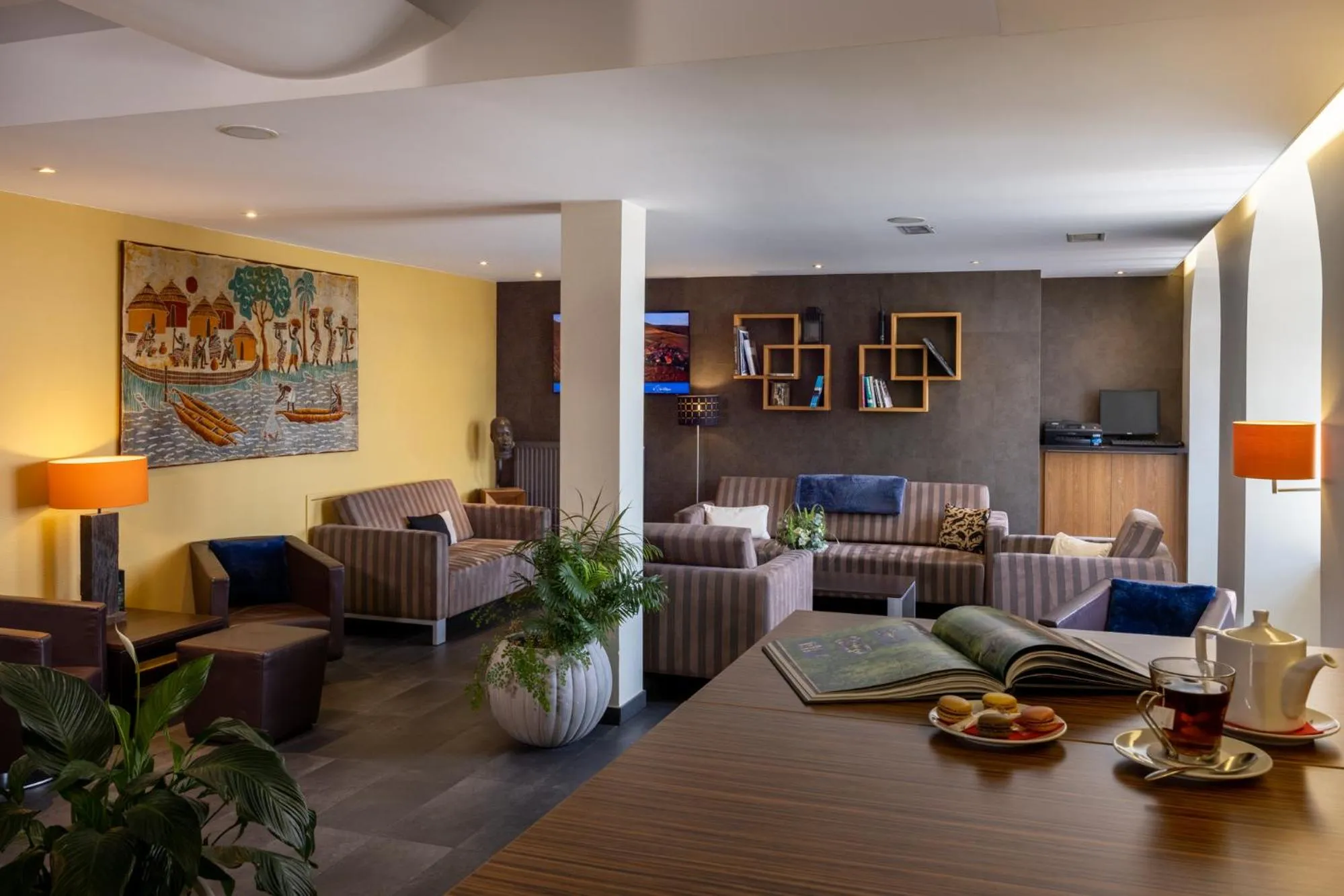 Lobby or reception in Hôtel Val-Vignes Colmar Haut-Koenigsbourg, The Originals Relais