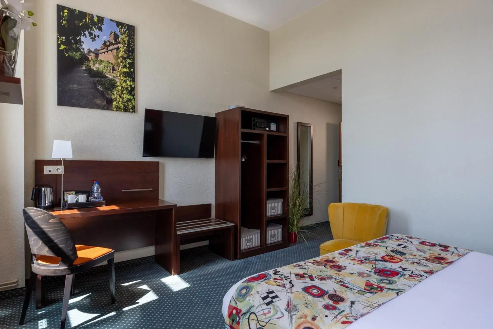 Bedroom, Bed in Hôtel Val-Vignes Colmar Haut-Koenigsbourg, The Originals Relais Bedroom, Bed in Hôtel Val-Vignes Colmar Haut-Koenigsbourg, The Originals Relais