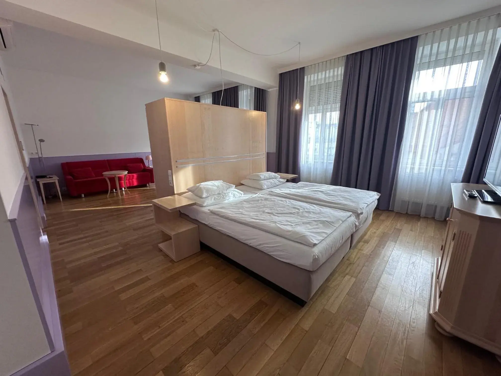 Photo of the whole room, Bed in Hotel Caroline Photo of the whole room, Bed in Hotel Caroline