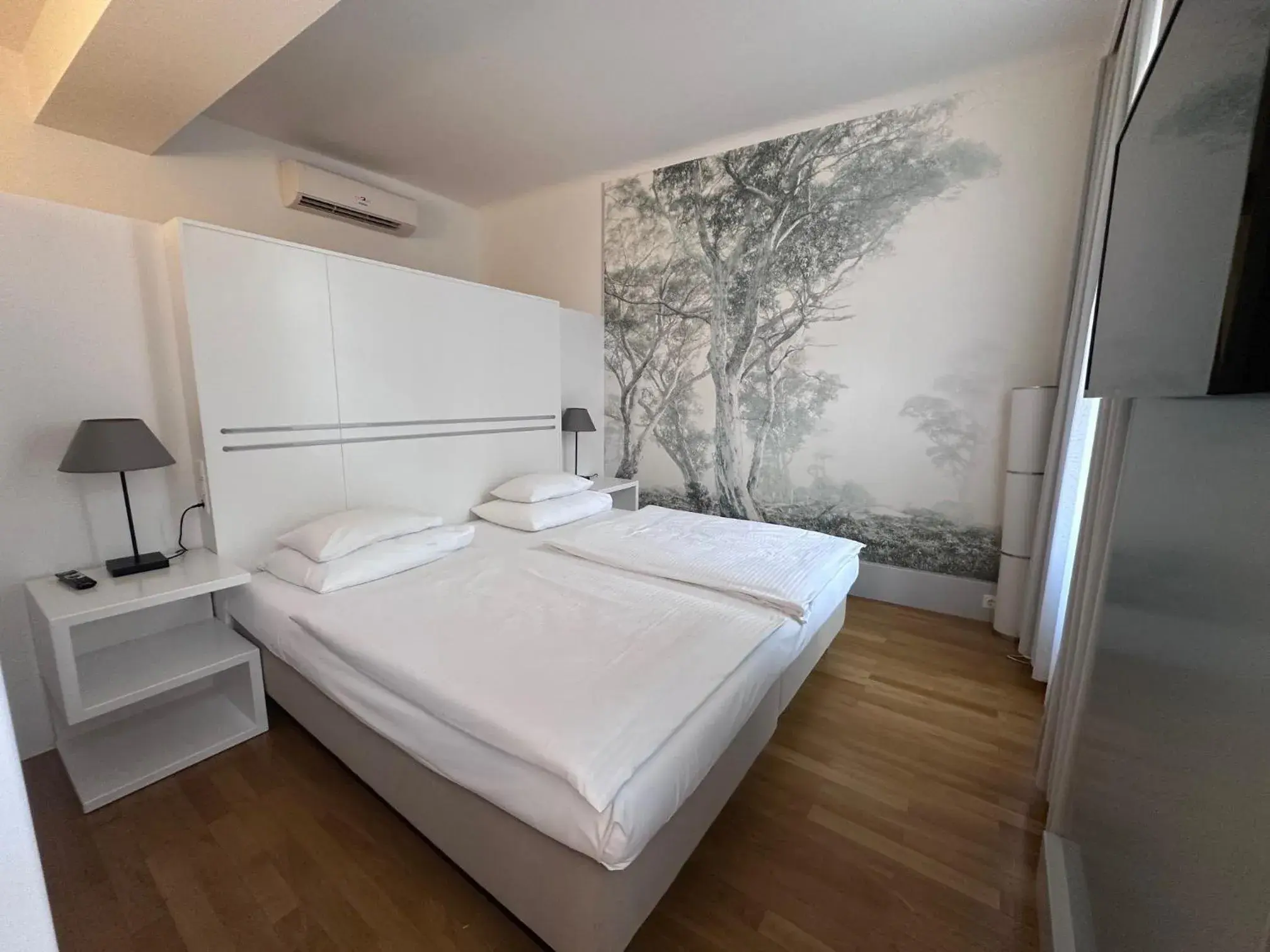 Photo of the whole room, Bed in Hotel Caroline Photo of the whole room, Bed in Hotel Caroline