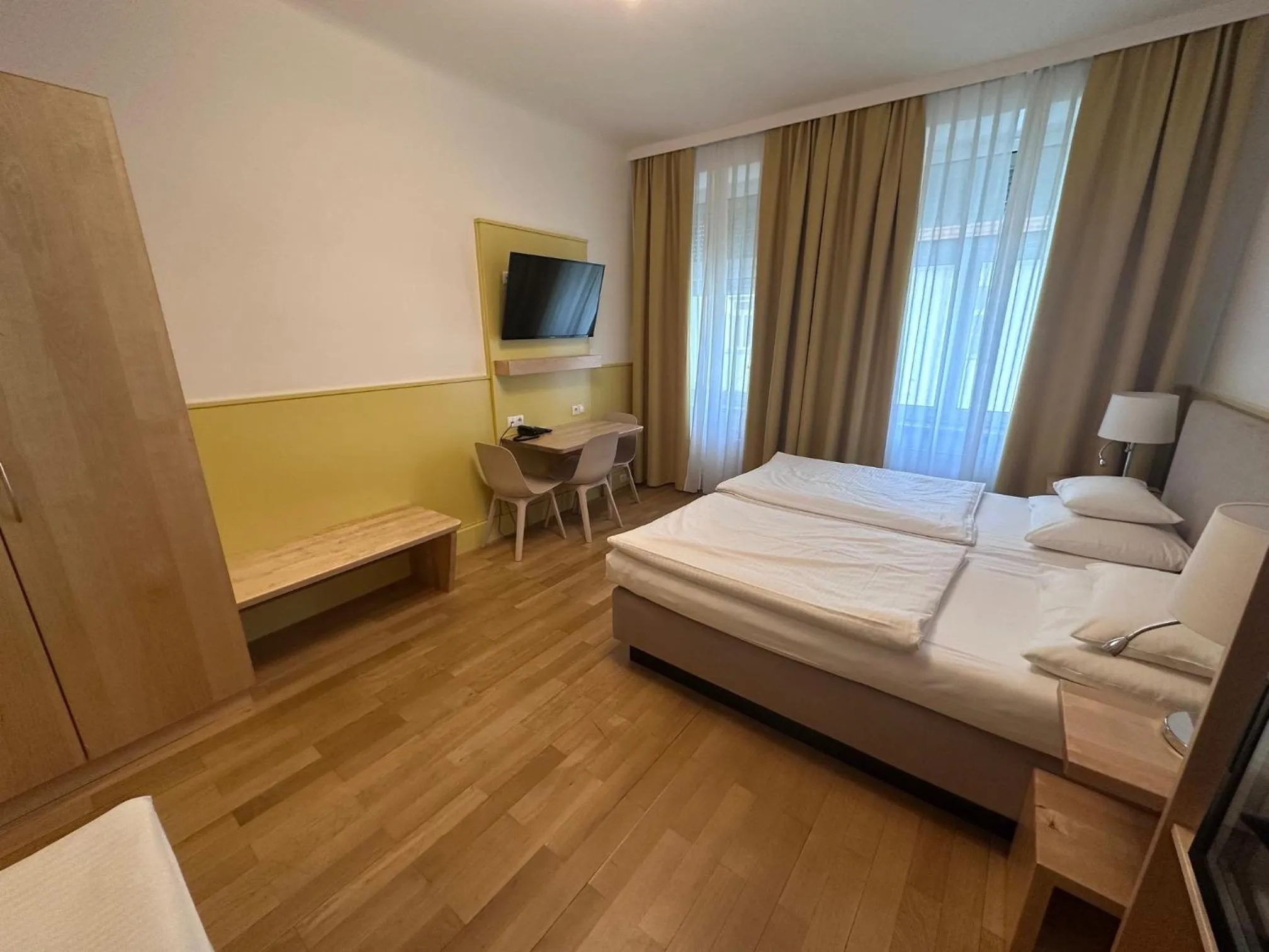 Photo of the whole room, Bed in Hotel Caroline