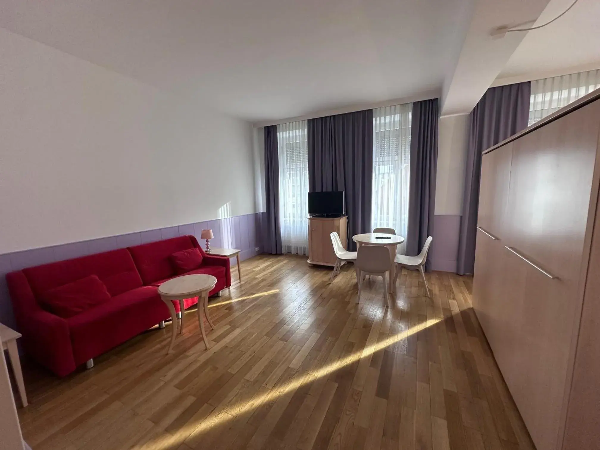 Photo of the whole room in Hotel Caroline Photo of the whole room in Hotel Caroline