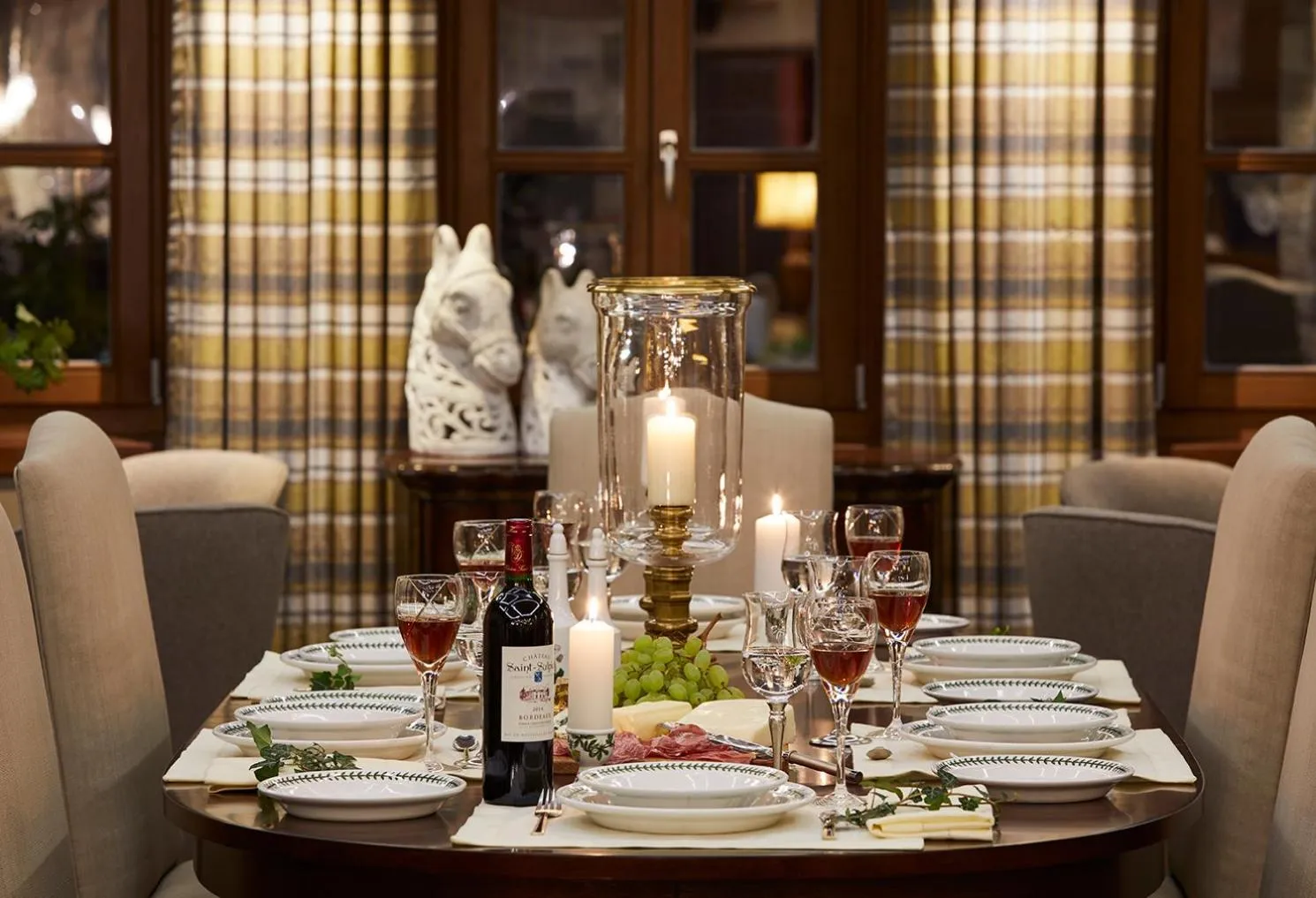 Dining area in MounTrace Suites & SPA