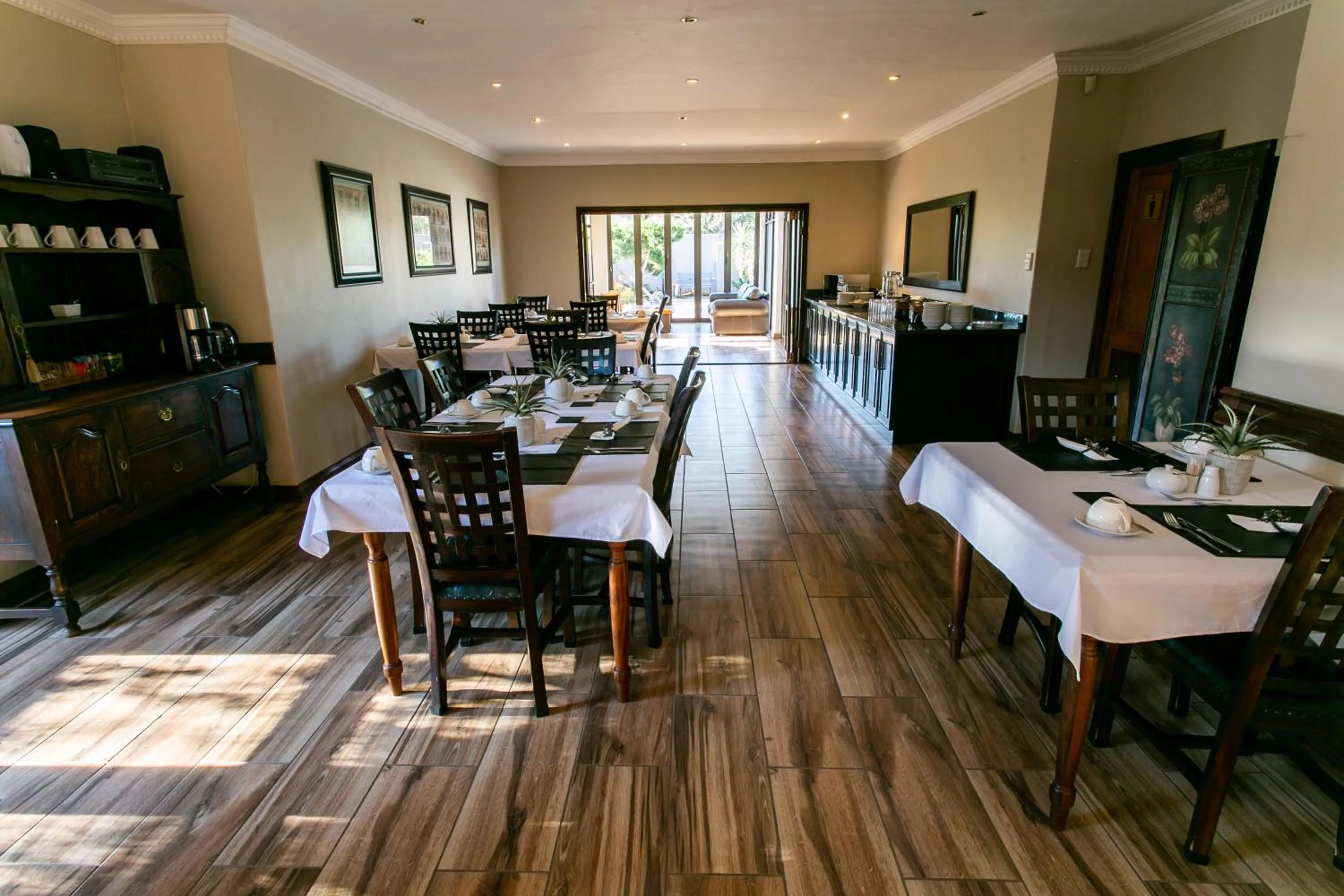 Dining area in Royl Court Guesthouse