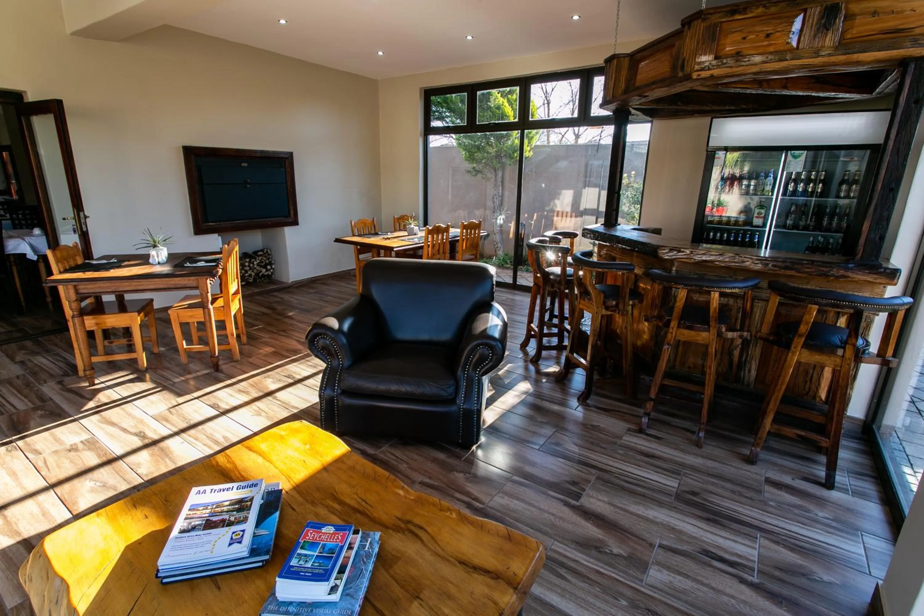 Lounge or bar in Royl Court Guesthouse