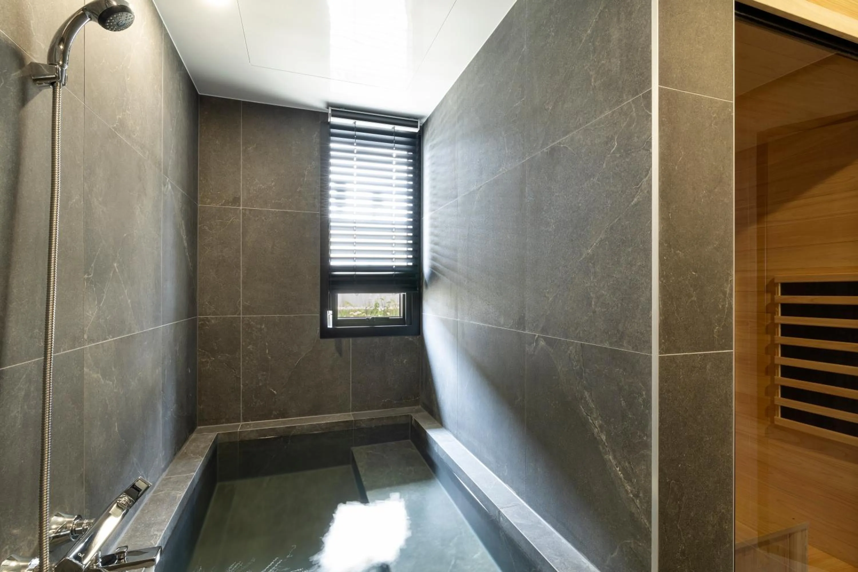 Hot Tub in Busan H-AVENUE Hotel Seomyeon Station