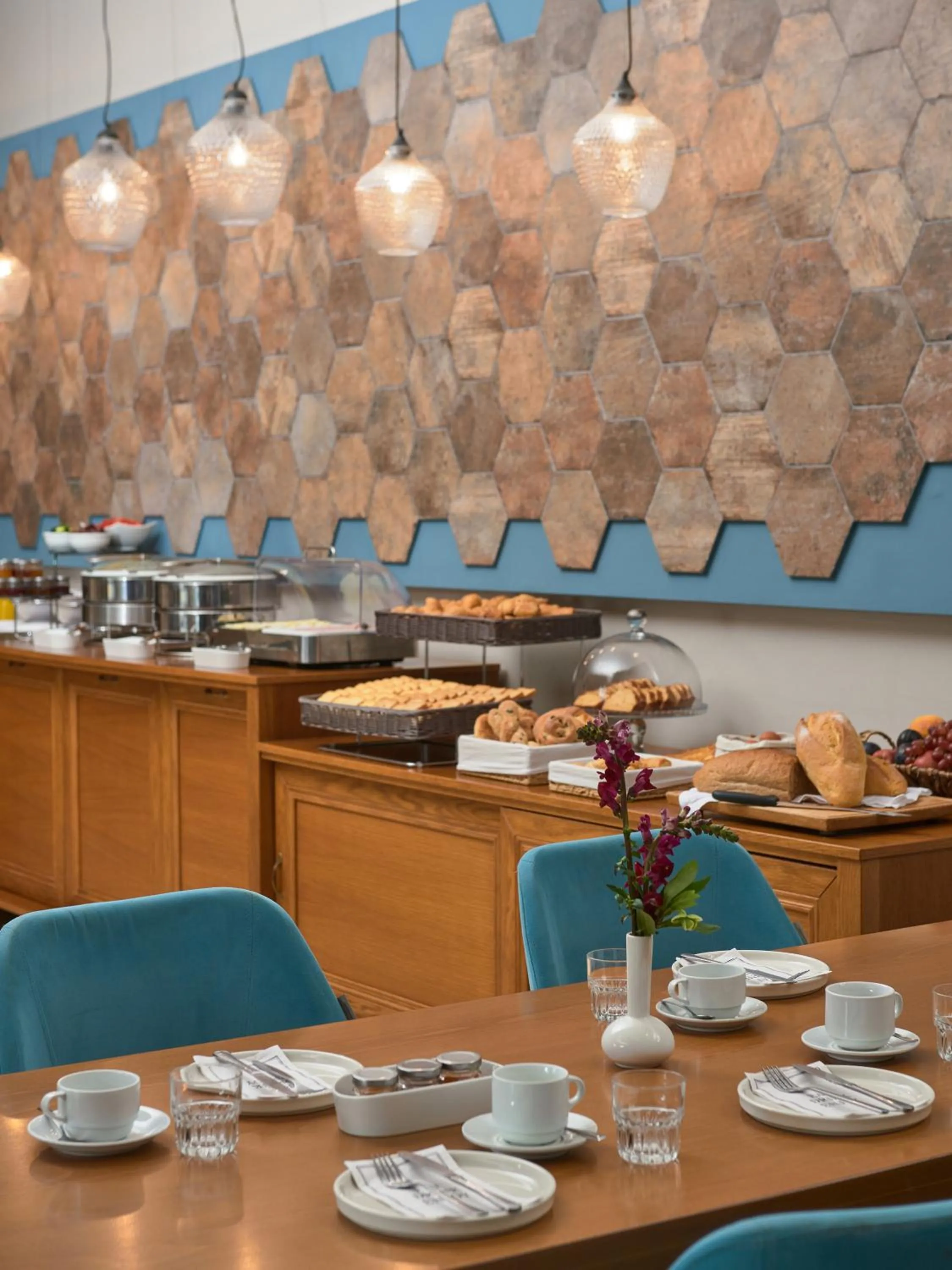 Restaurant/places to eat in Maison Hotel