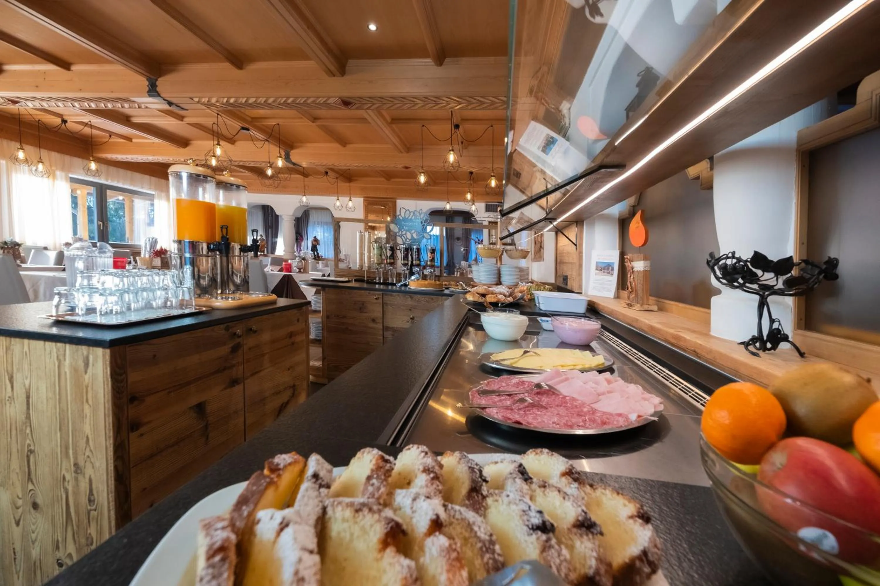 Restaurant/places to eat in Hotel Canada