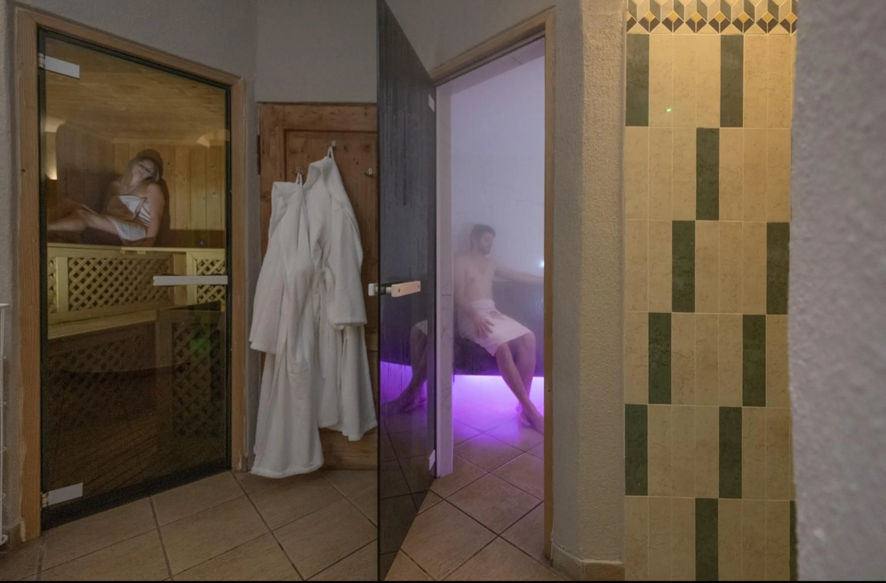 Sauna, Bed in Hotel Canada