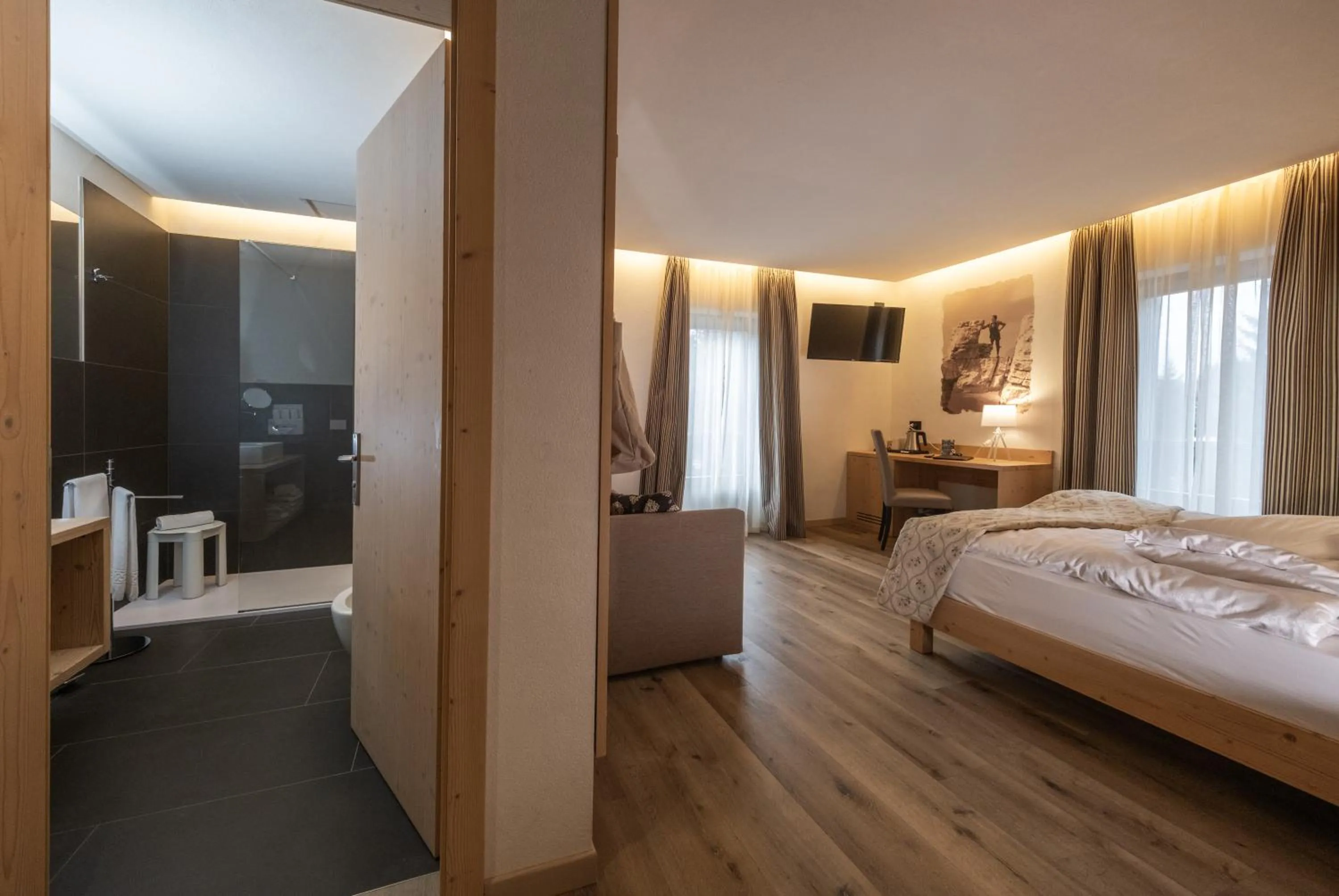 Photo of the whole room, Bed in Hotel Canada