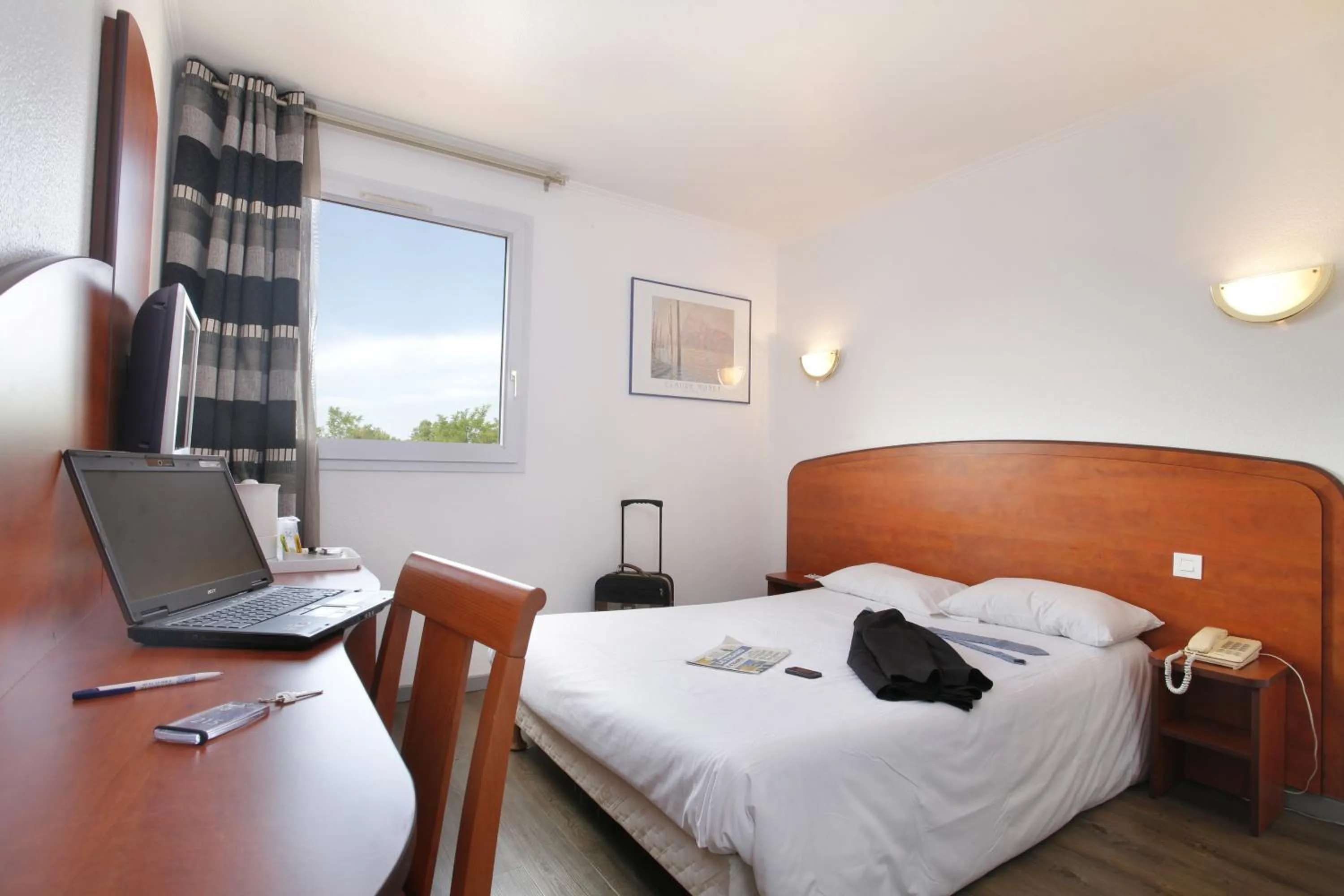 Photo of the whole room, Bed in The Originals City, Hôtel La Belle Étape, Brignoles