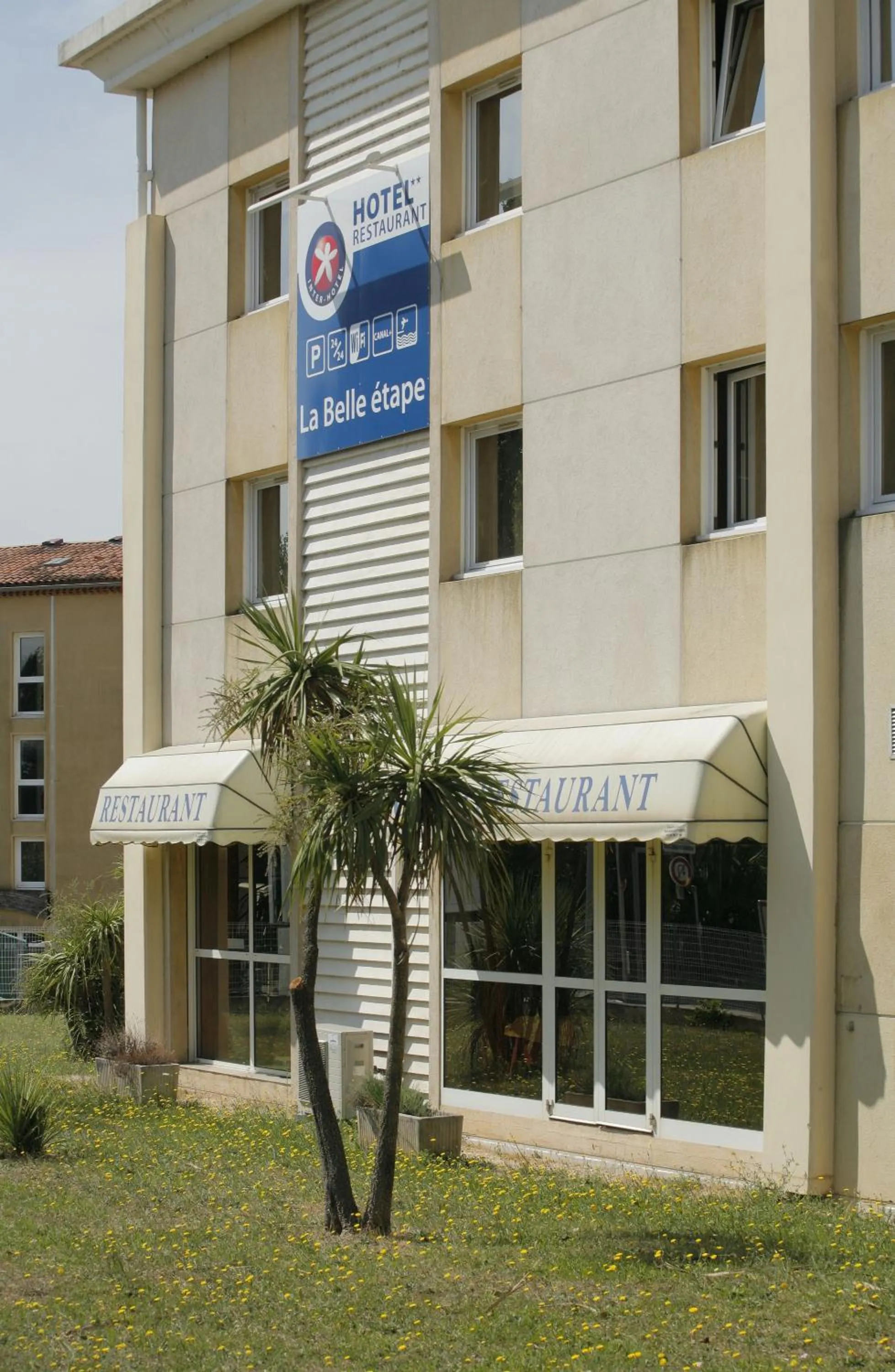 Facade/entrance in The Originals City, Hôtel La Belle Étape, Brignoles