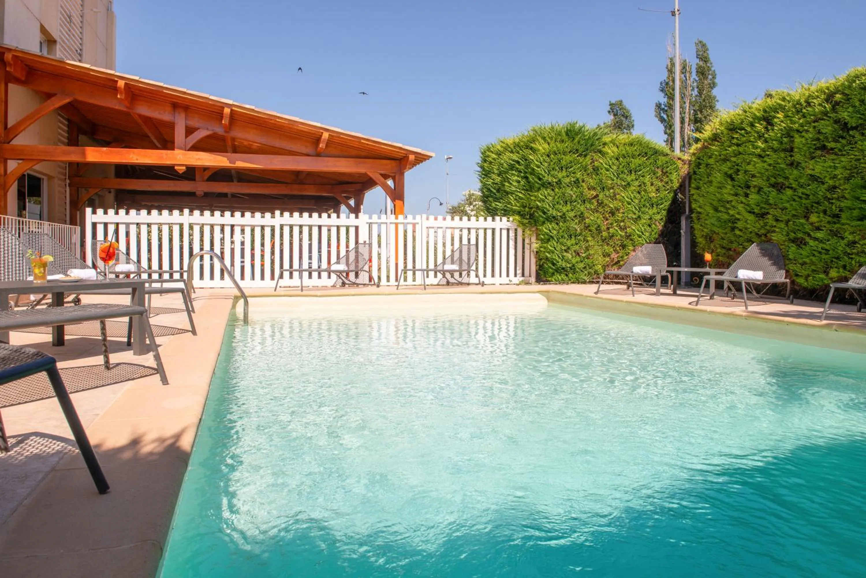 Swimming pool in The Originals City, Hôtel La Belle Étape, Brignoles