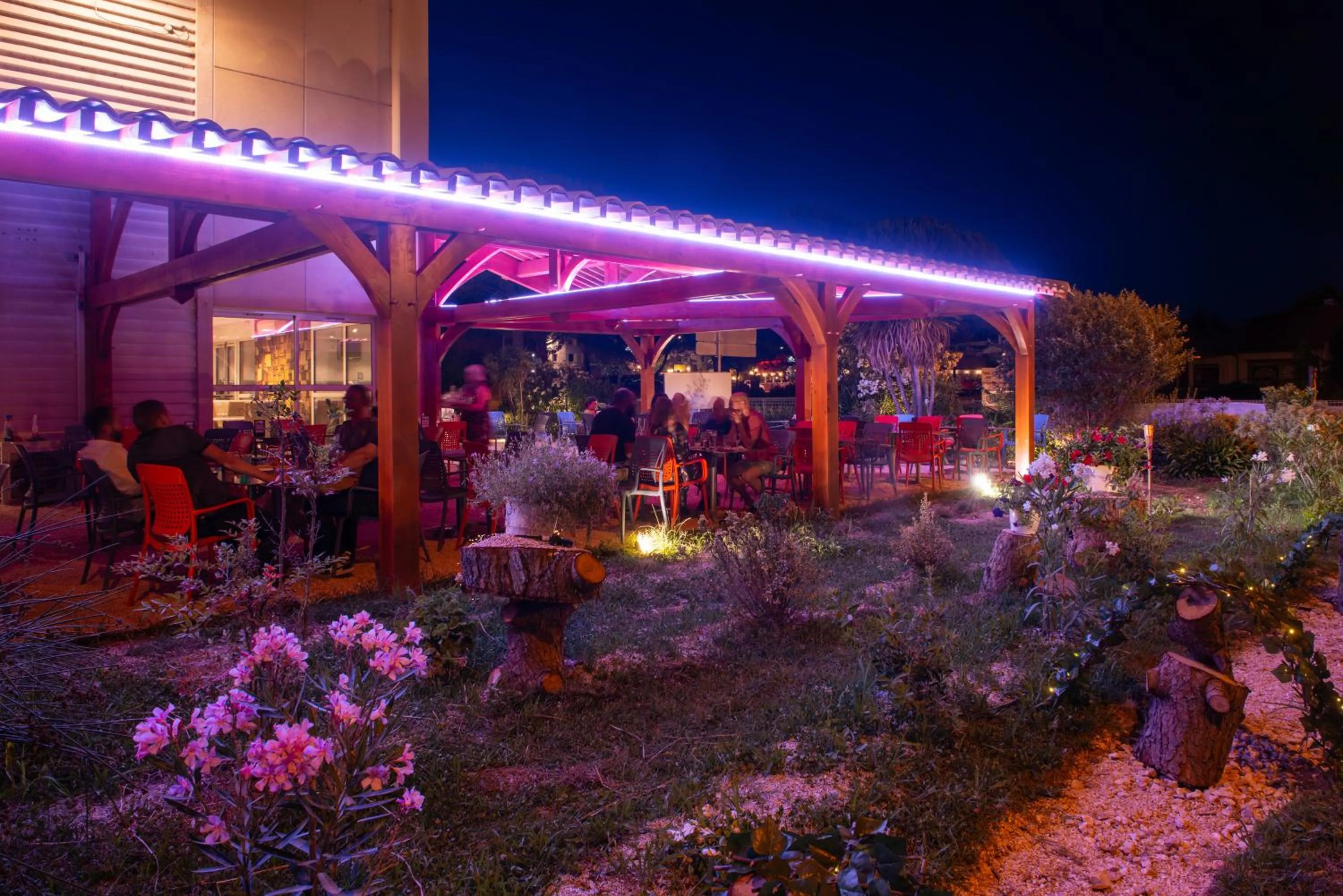 Patio in The Originals City, Hôtel La Belle Étape, Brignoles