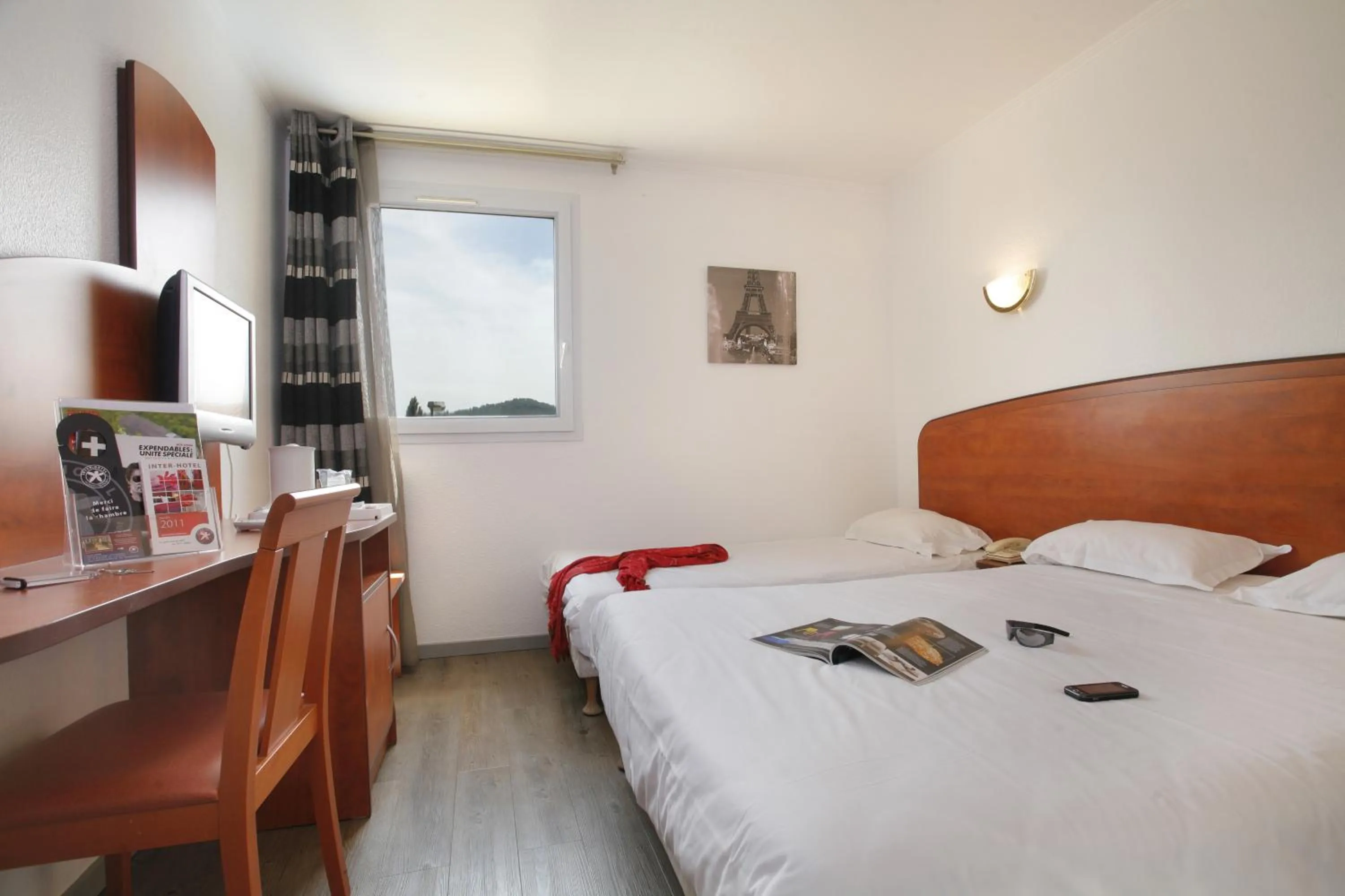 Photo of the whole room, Bed in The Originals City, Hôtel La Belle Étape, Brignoles