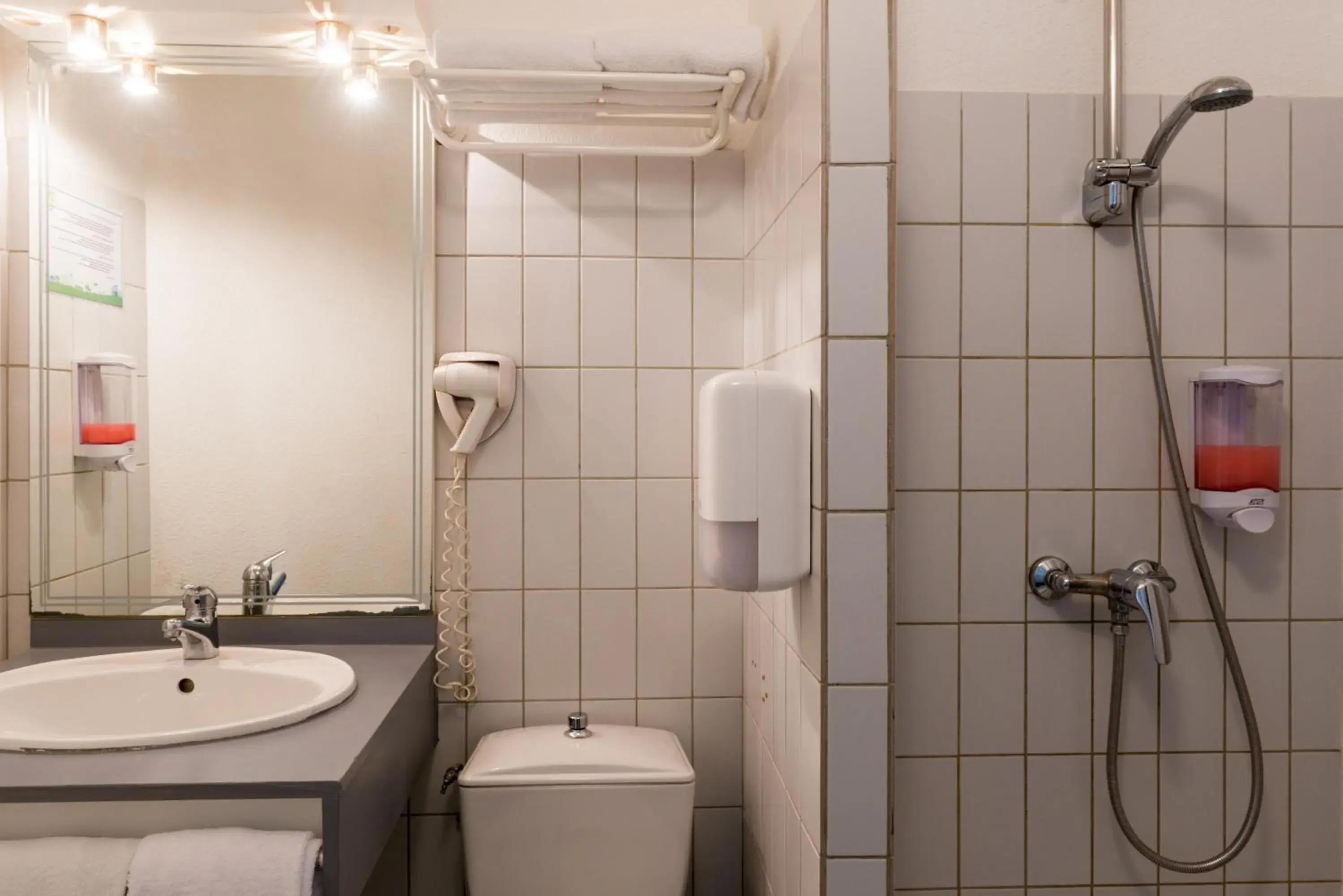 Twin Room in The Originals City, Hôtel La Belle Étape, Brignoles Twin Room in The Originals City, Hôtel La Belle Étape, Brignoles