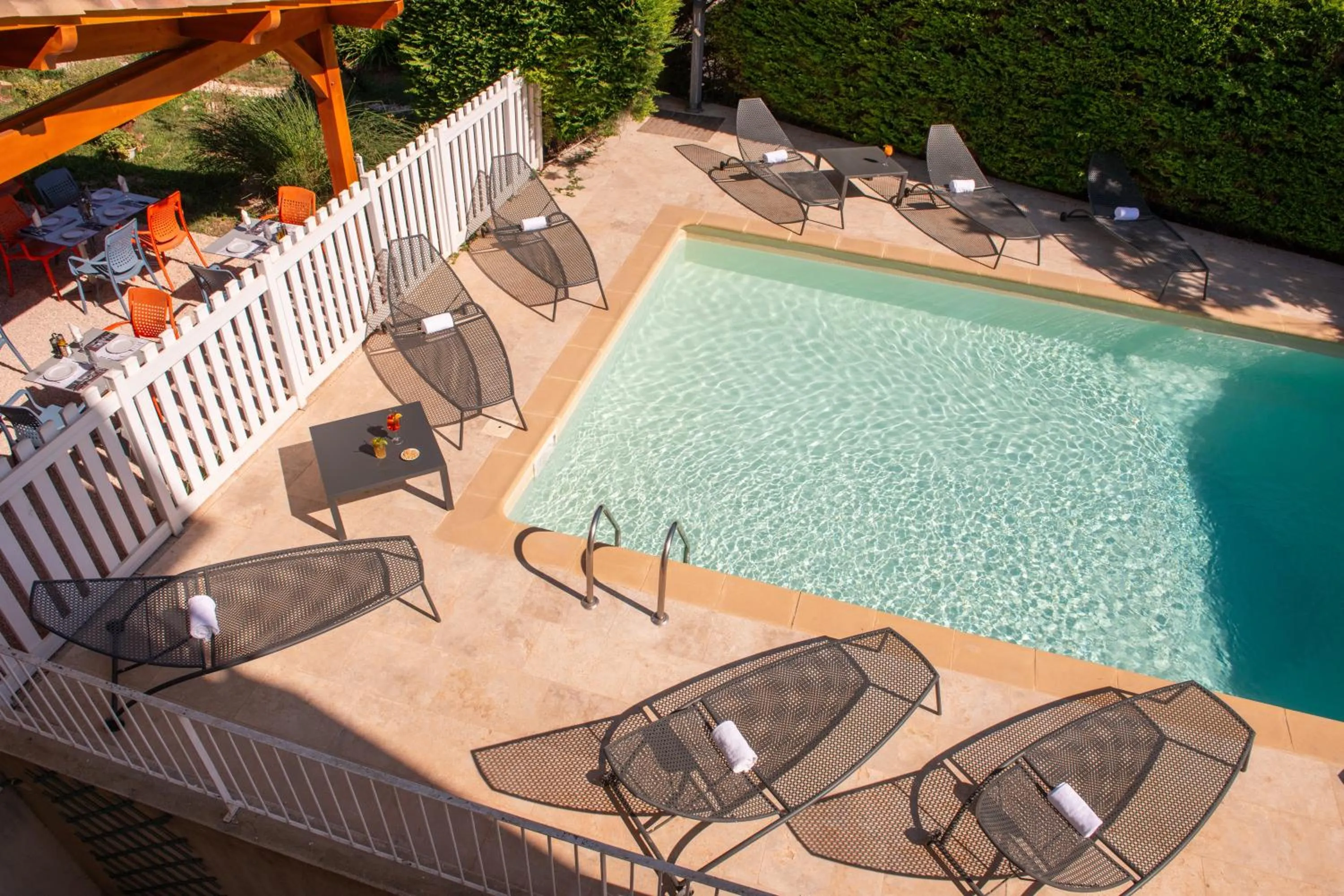 Swimming pool in The Originals City, Hôtel La Belle Étape, Brignoles