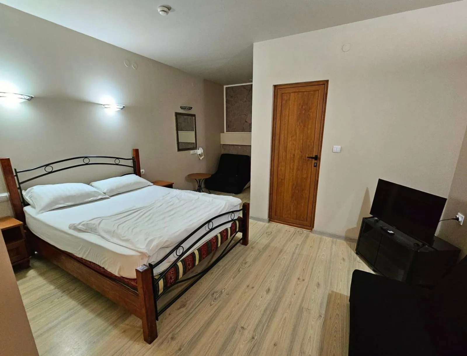 Communal lounge/ TV room, Bed in Hotel Racic Self-Check In