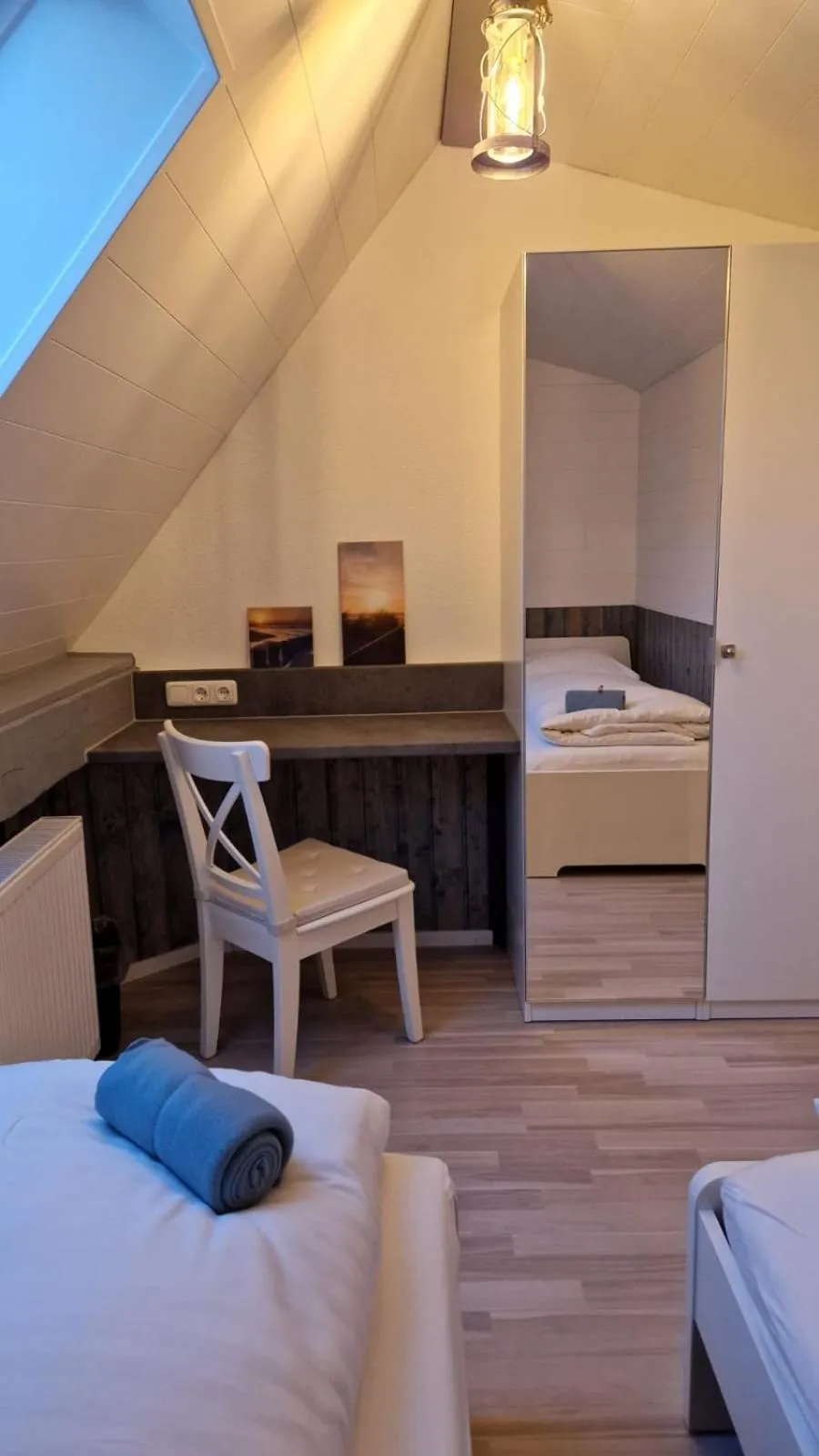 Bedroom, Bed in Apartmenthaus in Walle