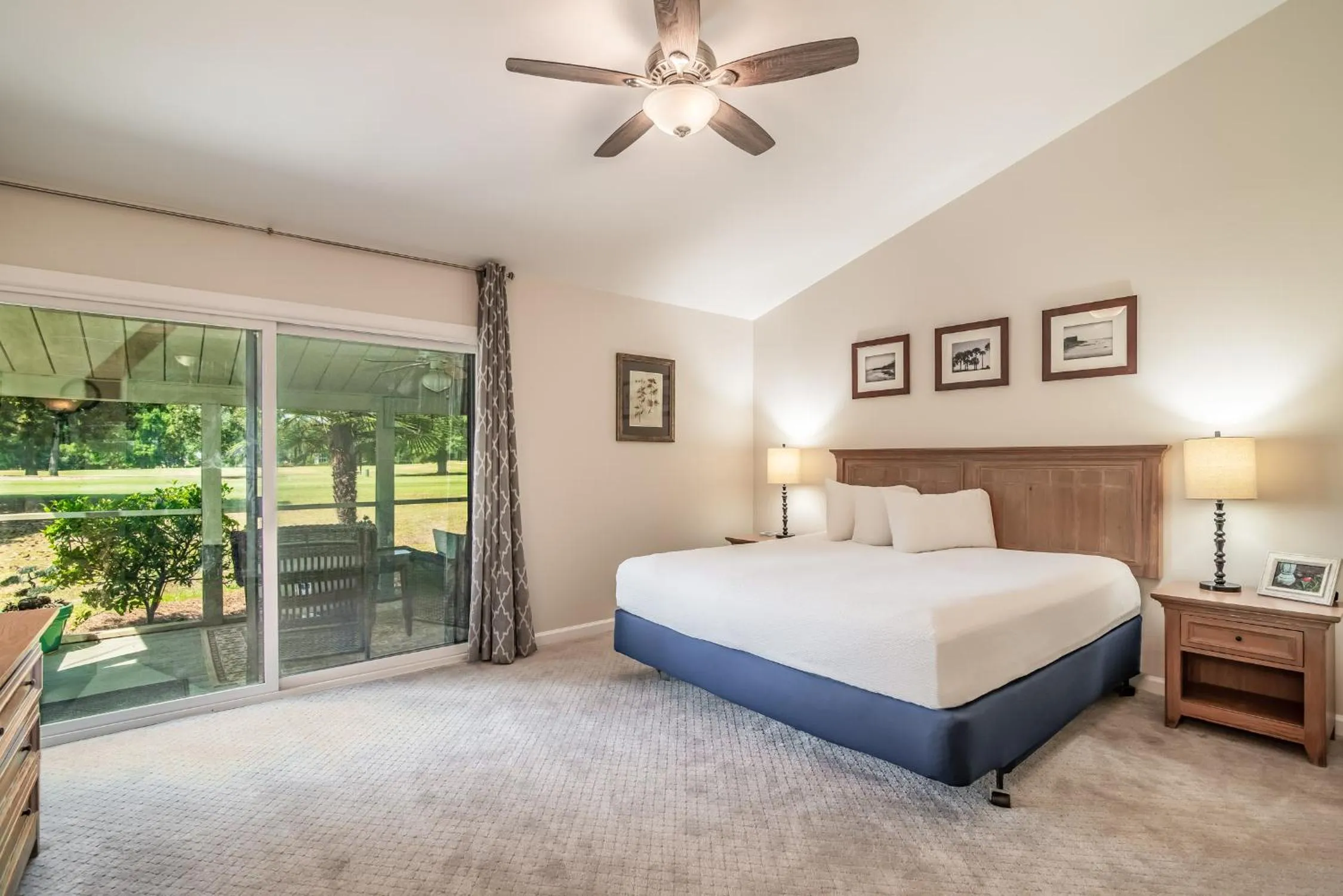 Golfcourse, Bed in Litchfield Beach & Golf Resort