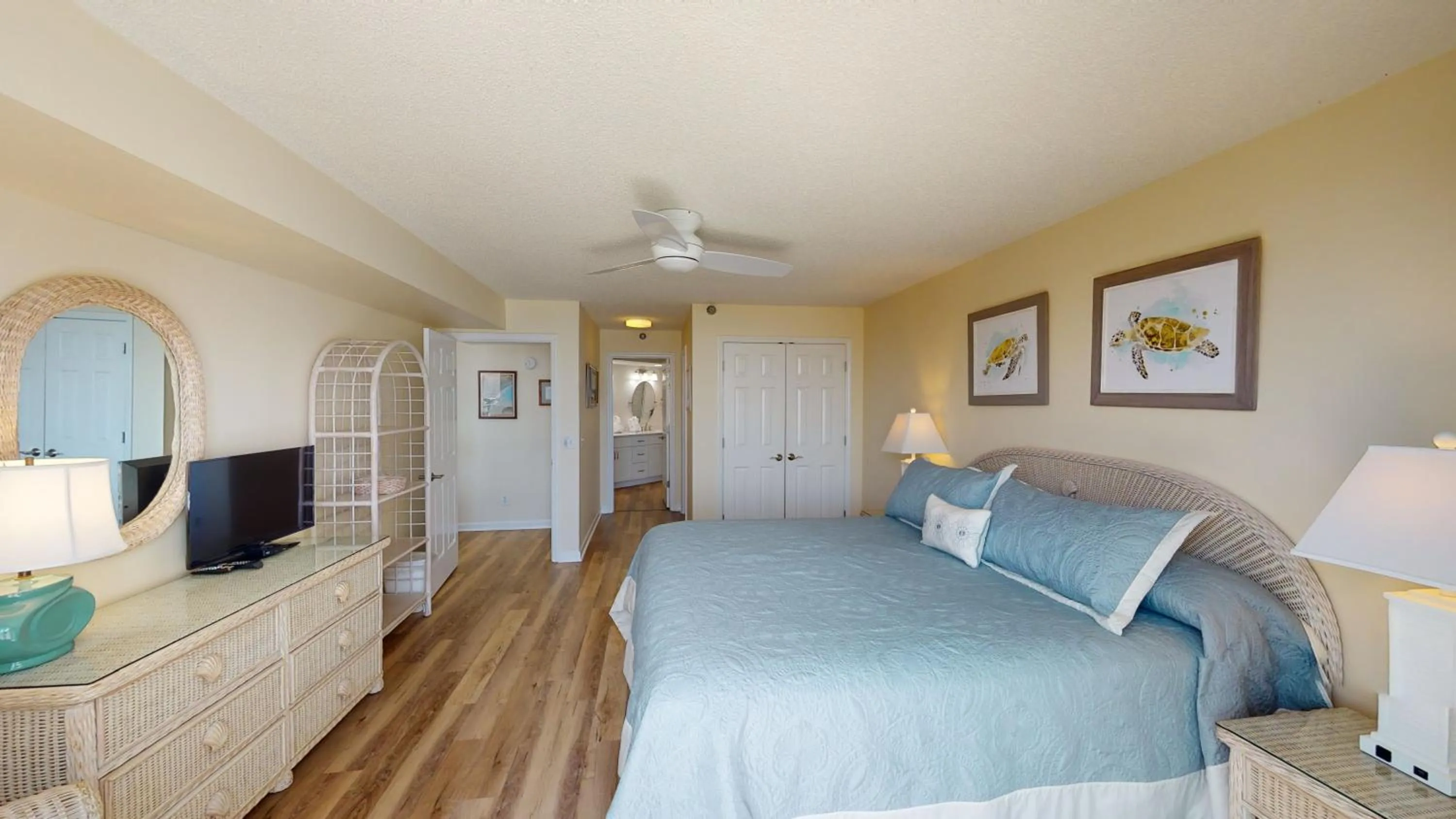 Bedroom, Bed in Litchfield Beach & Golf Resort