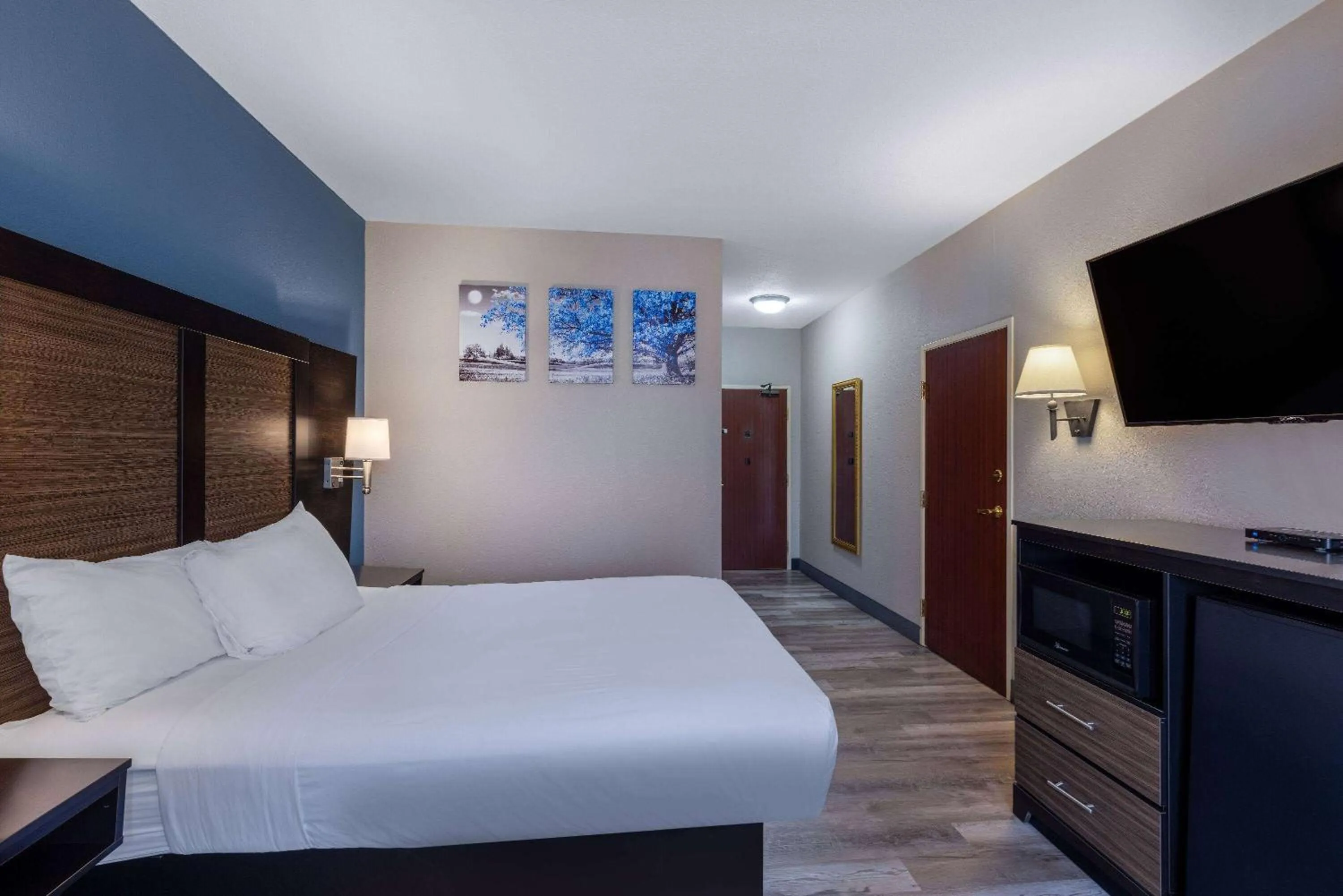 Photo of the whole room in Baymont by Wyndham Kirksville University Area