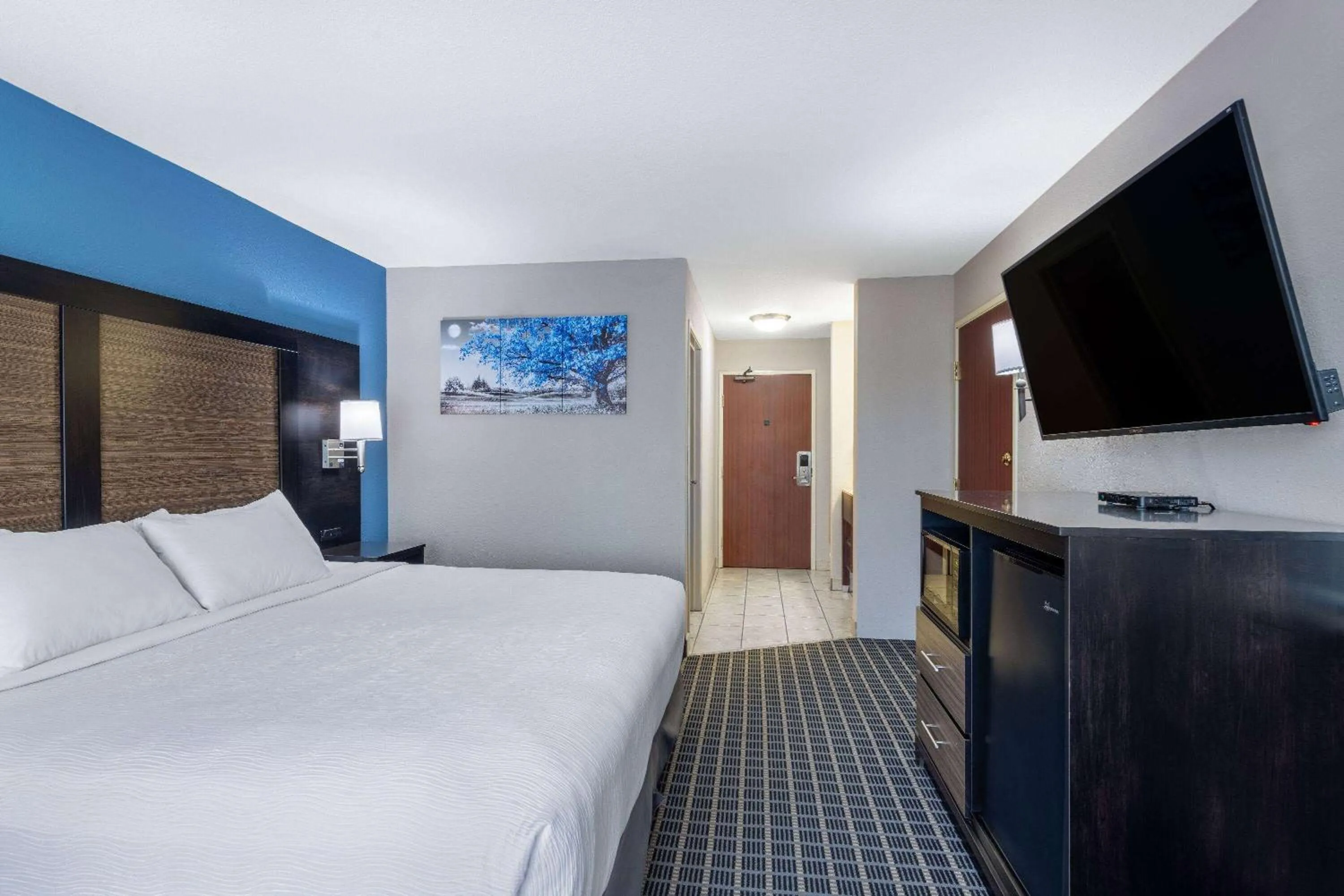 Photo of the whole room in Baymont by Wyndham Kirksville University Area