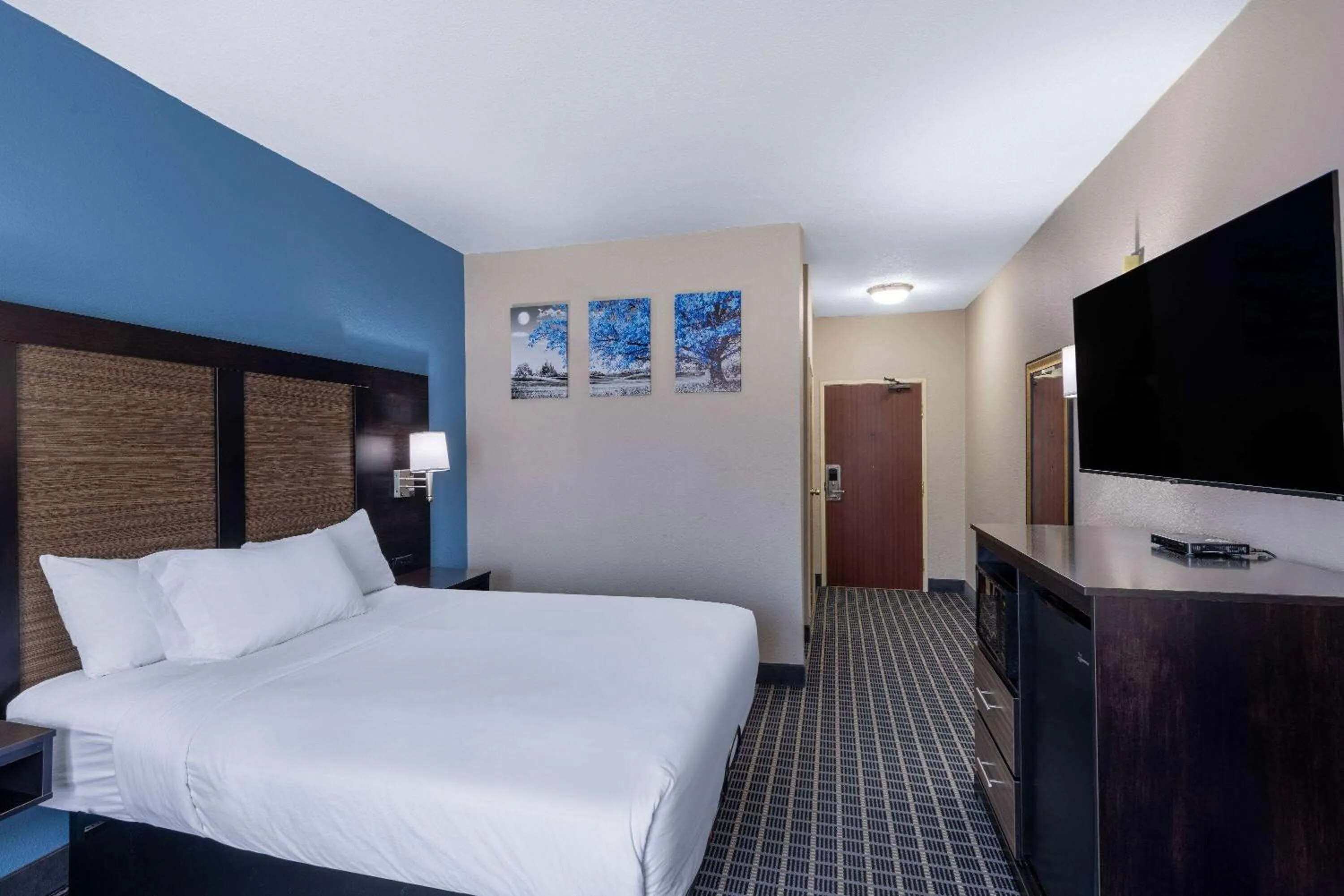 Photo of the whole room in Baymont by Wyndham Kirksville University Area