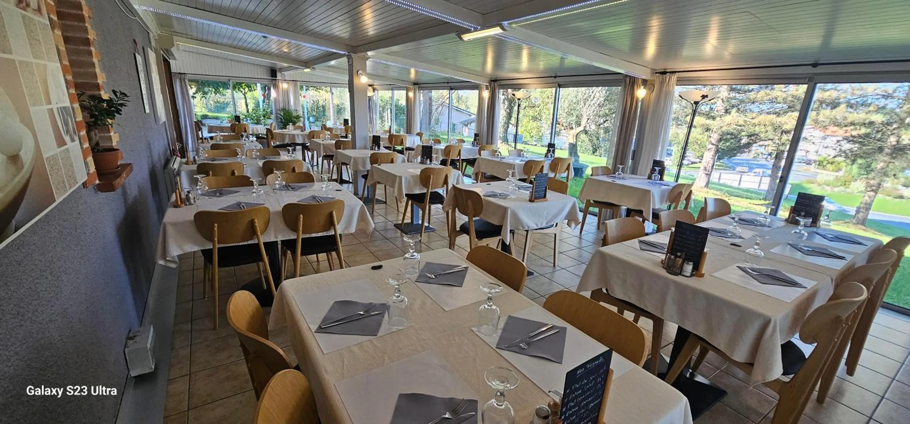 Restaurant/places to eat in Hôtel Restaurant du Lac