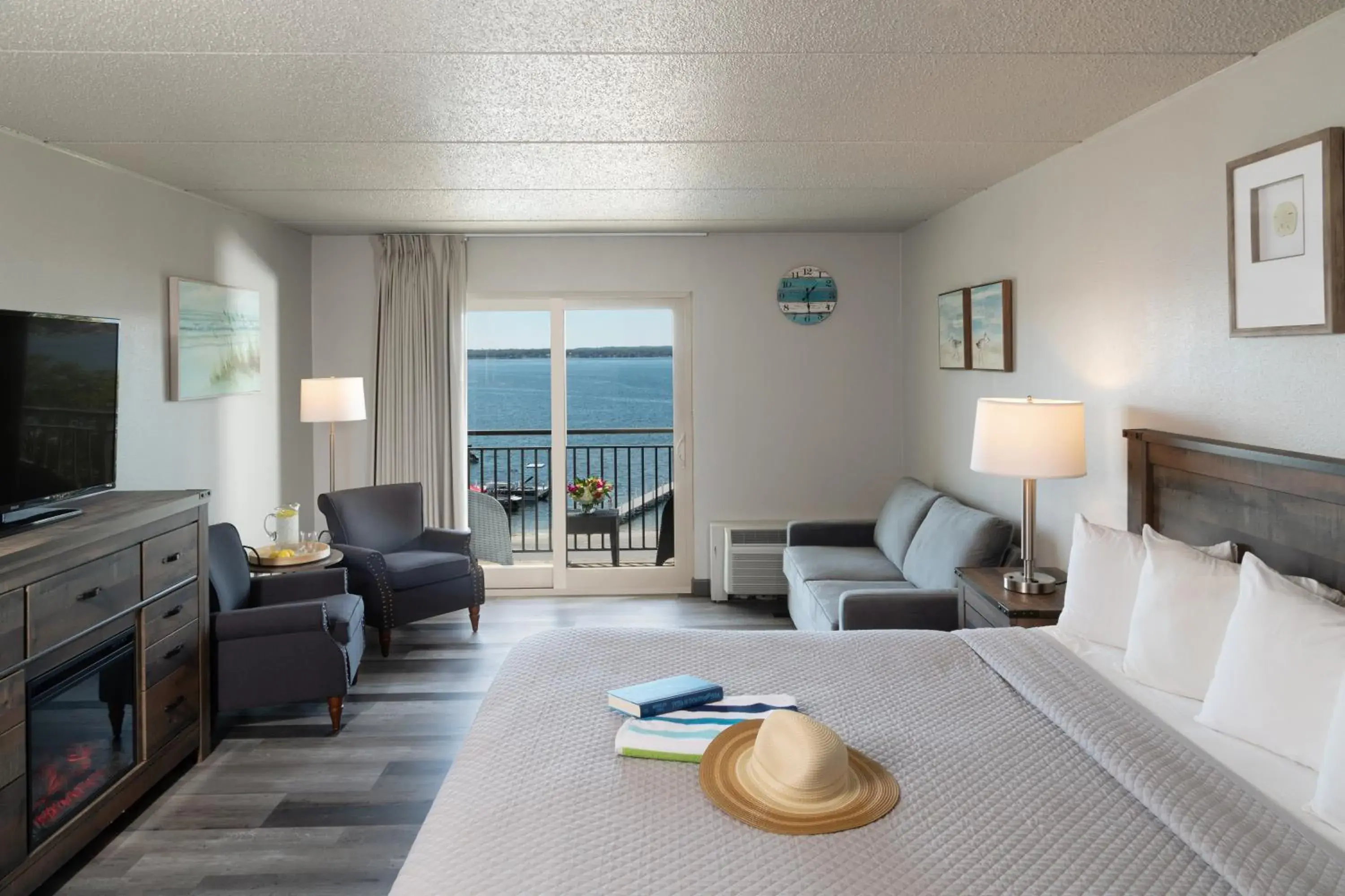 Photo of the whole room, Bed in Harbor Shores on Lake Geneva Photo of the whole room, Bed in Harbor Shores on Lake Geneva