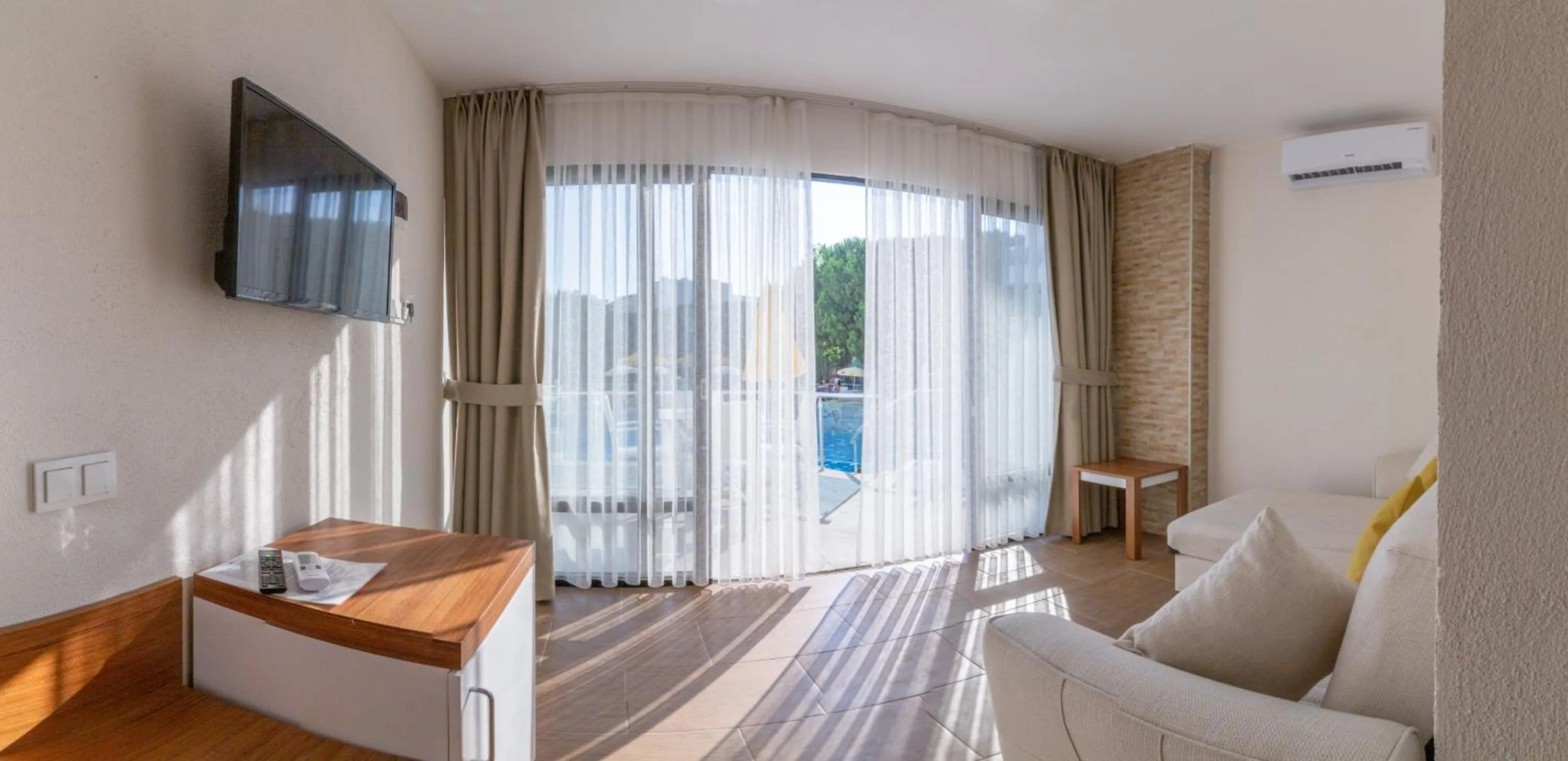 Seating area, Bed in Ponz Hotel