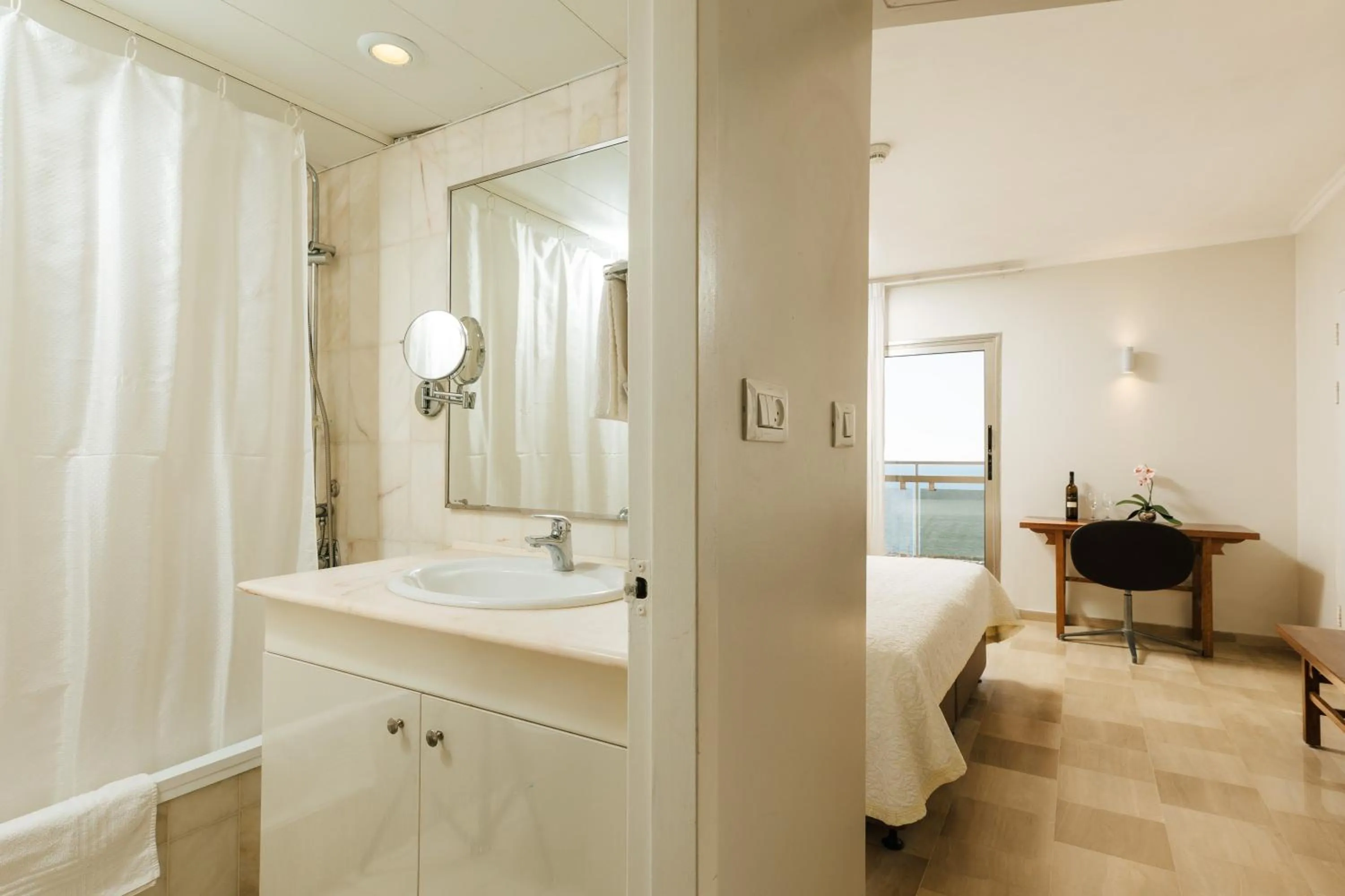 Bathroom, Bed in Residence Beach Hotel