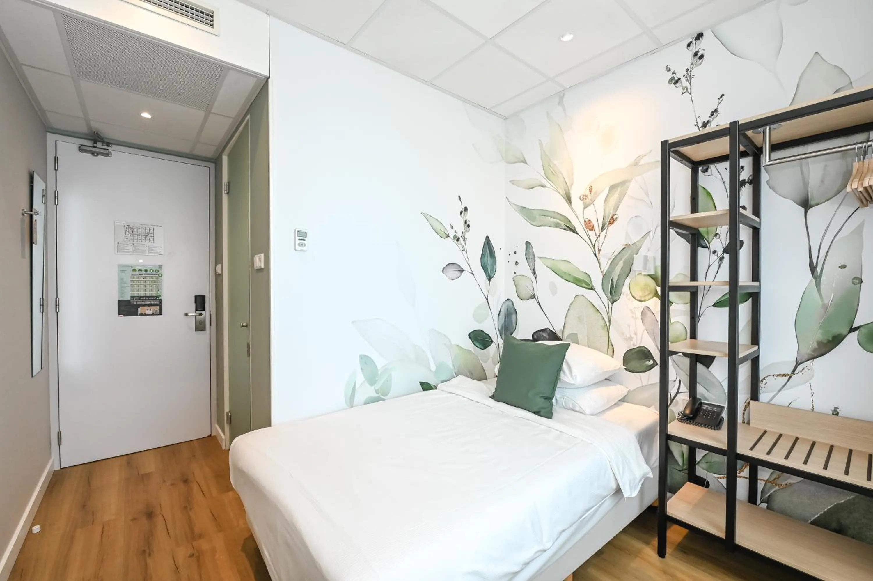 Bedroom, Bed in Court Garden Hotel