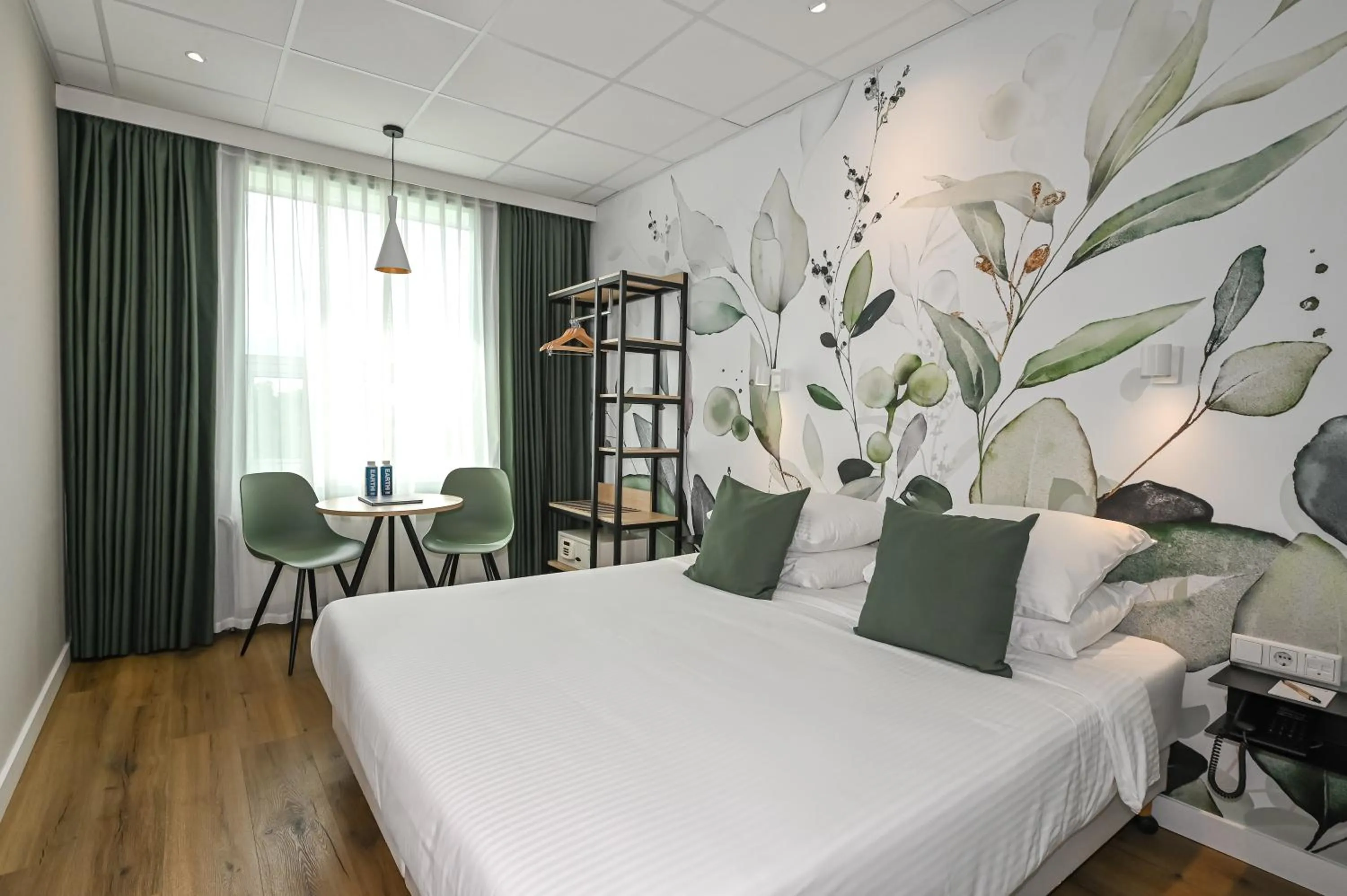 Bedroom, Bed in Court Garden Hotel