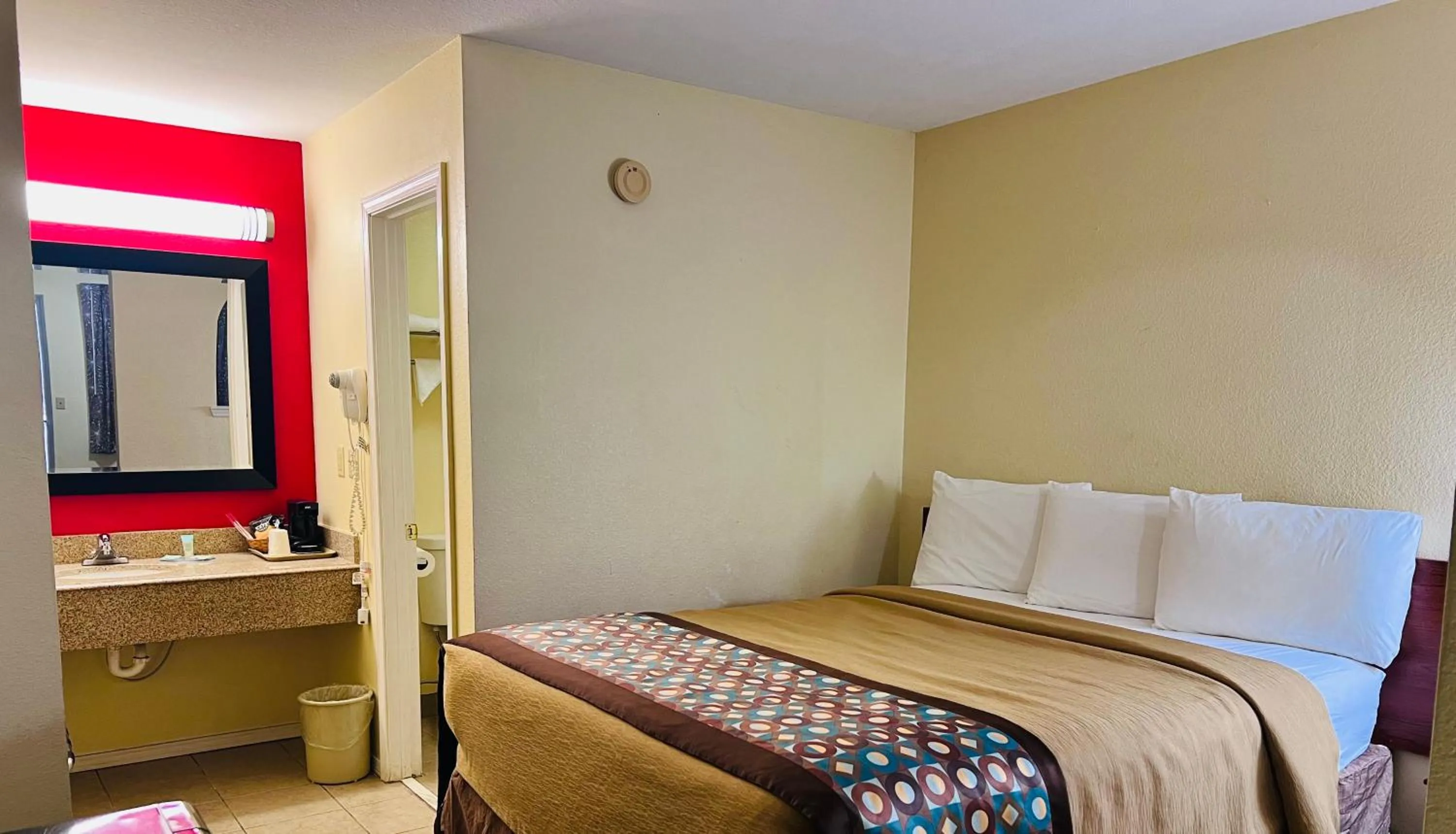 Bed in Suite 16 Motel