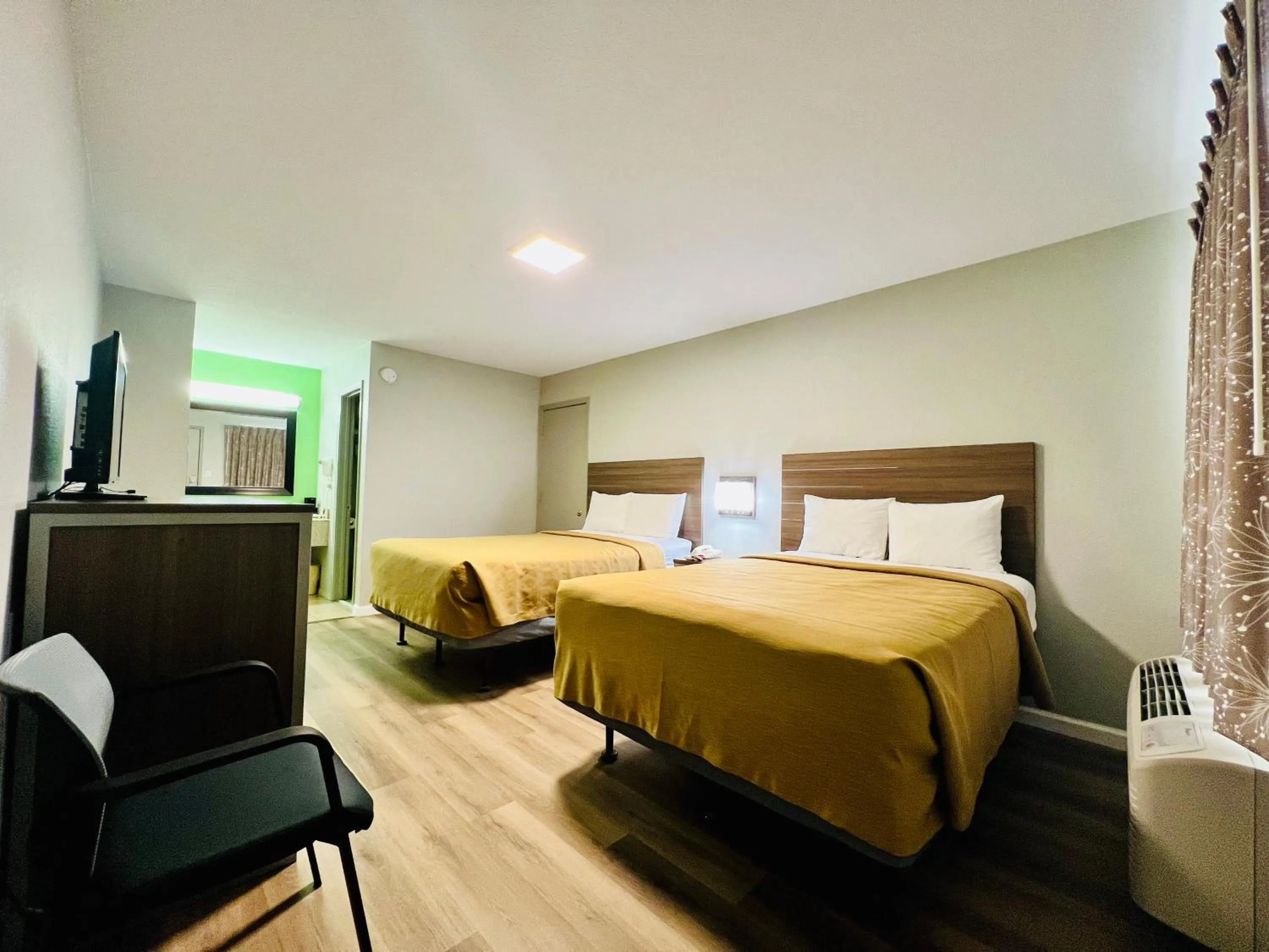 Photo of the whole room, Bed in Suite 16 Motel