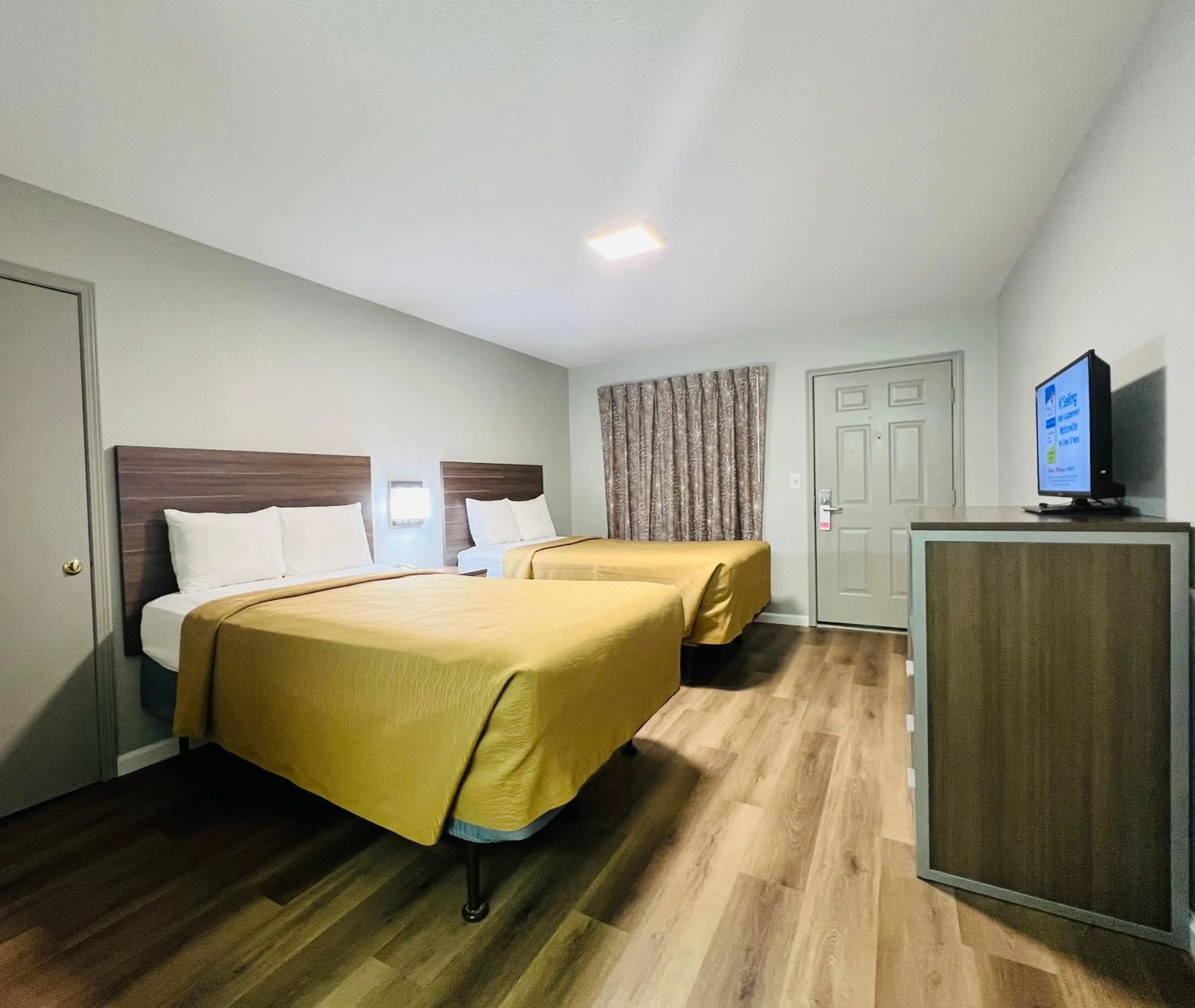 Bed in Suite 16 Motel