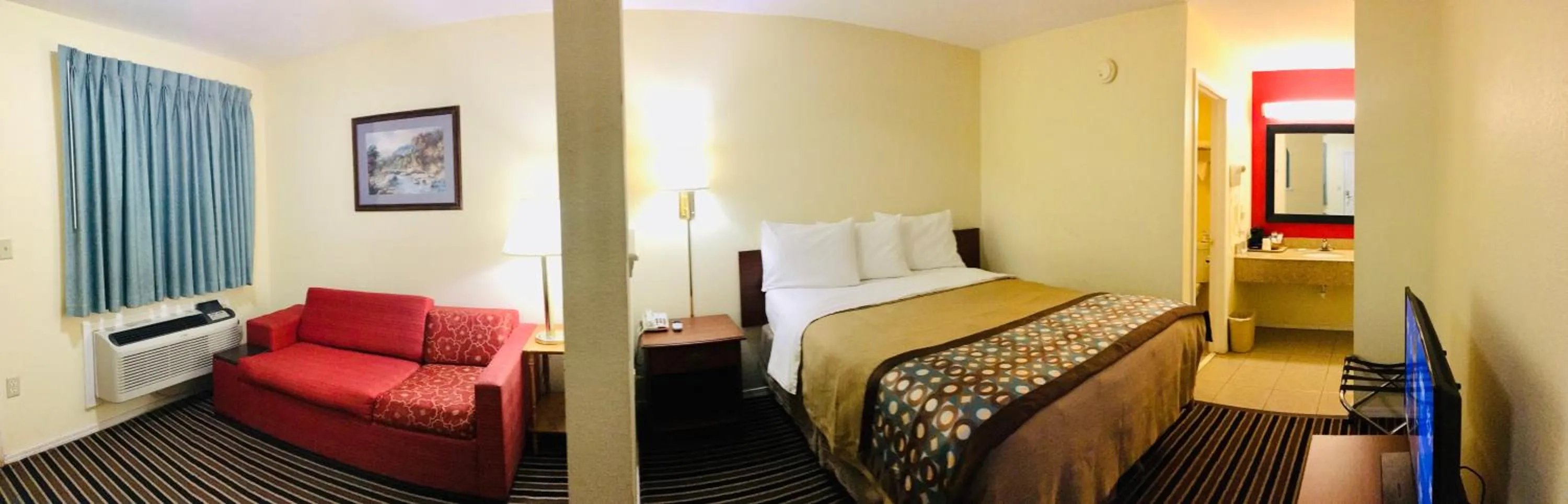 Seating area, Bed in Suite 16 Motel