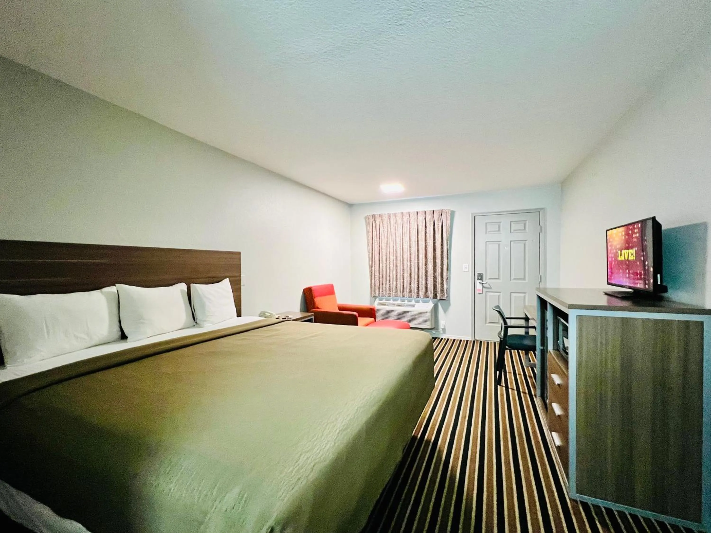 TV and multimedia, Bed in Suite 16 Motel