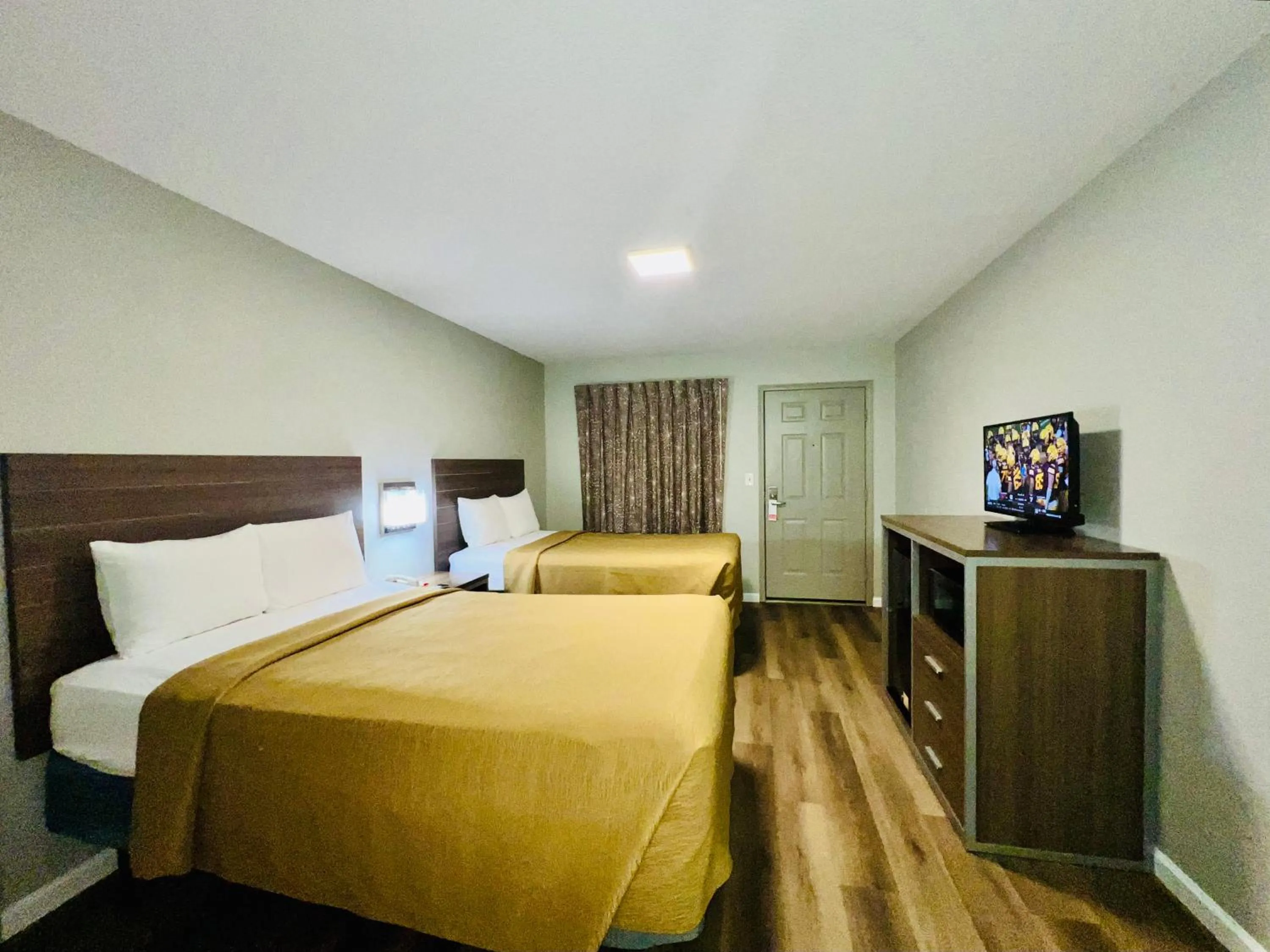 Bed in Suite 16 Motel