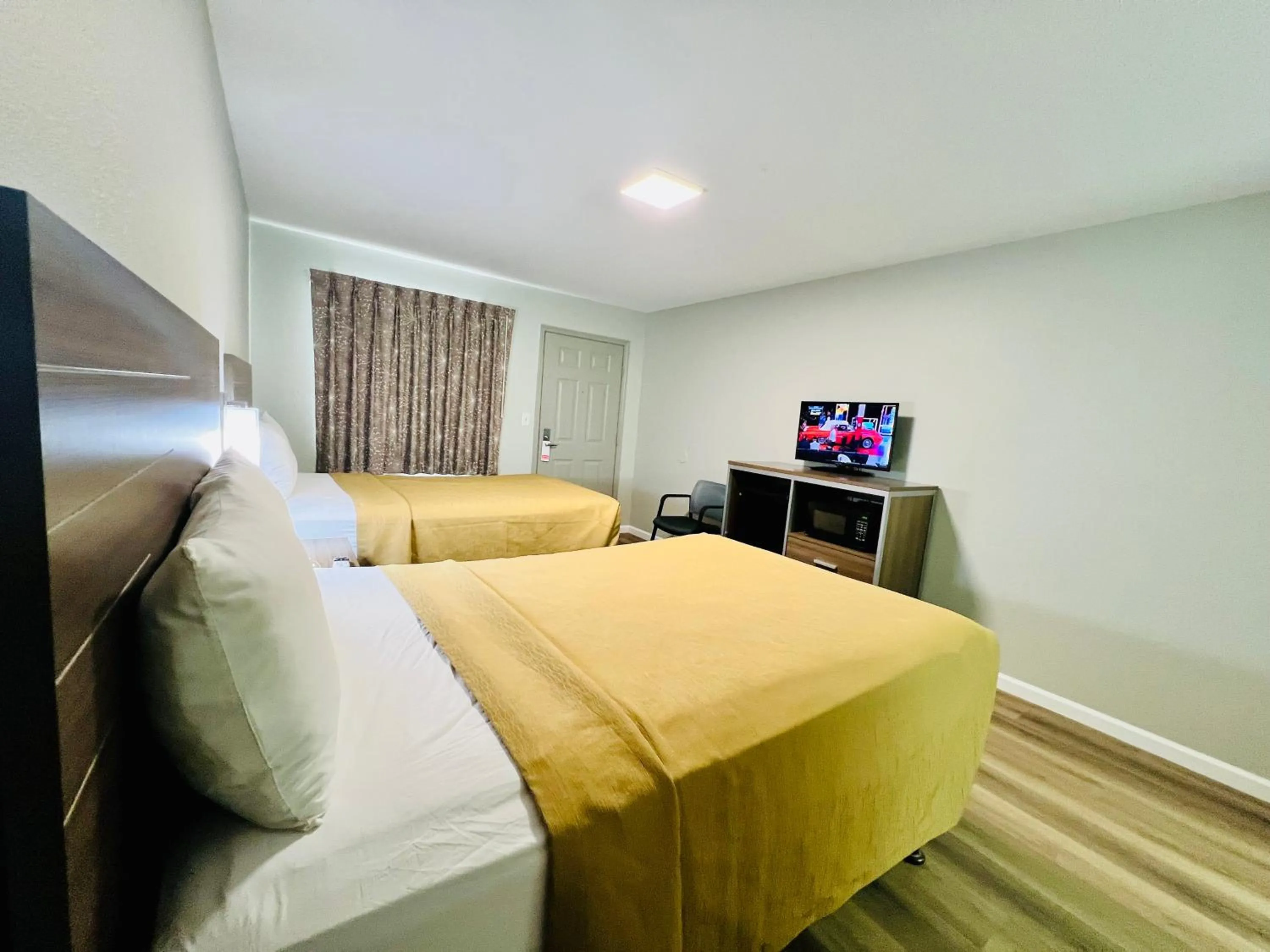 Bed in Suite 16 Motel